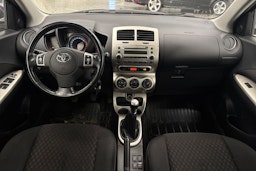 Punainen Toyota Urban Cruiser 2010 kuva 7.
