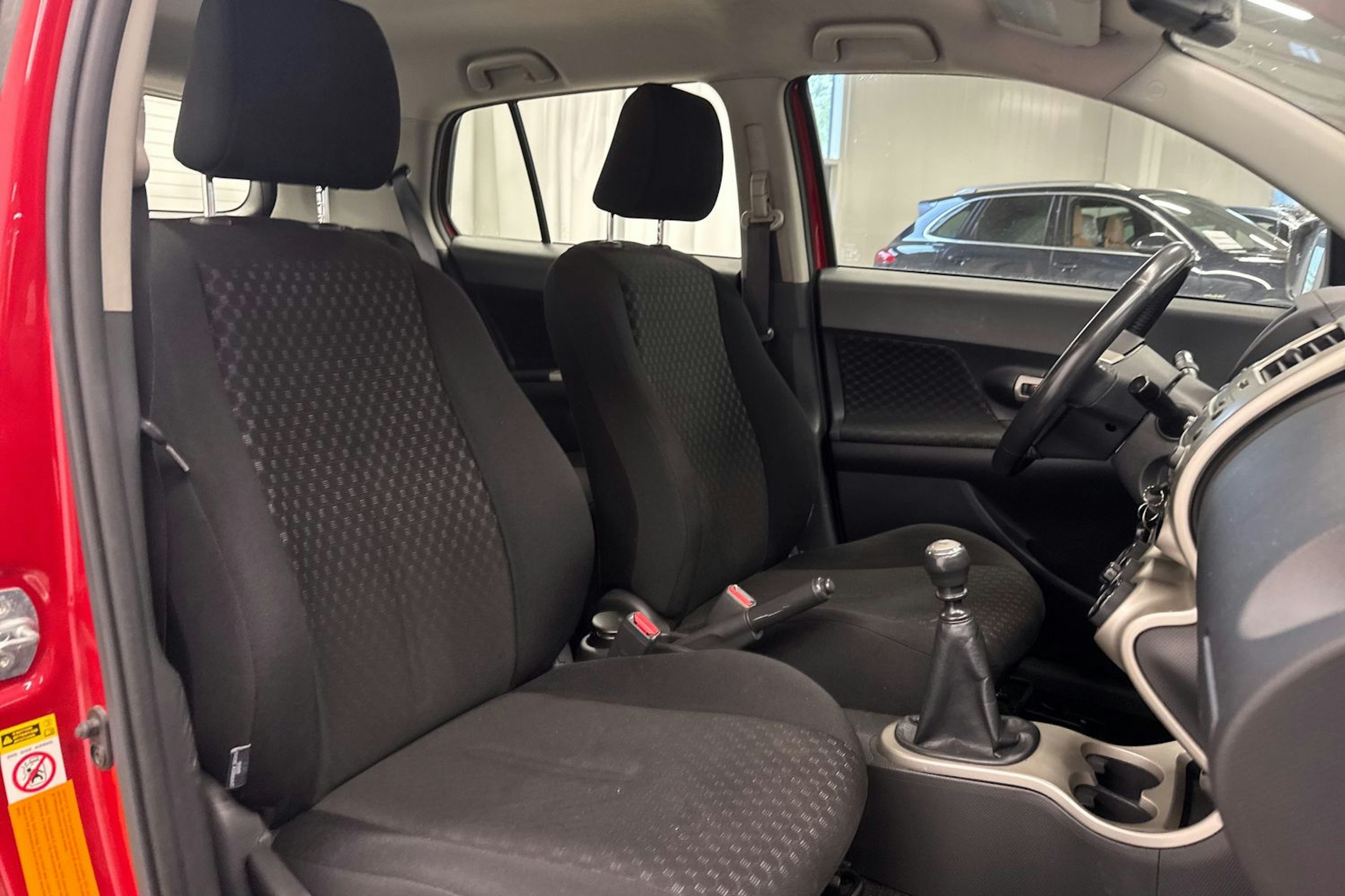 Punainen Toyota Urban Cruiser 2010 kuva 10.