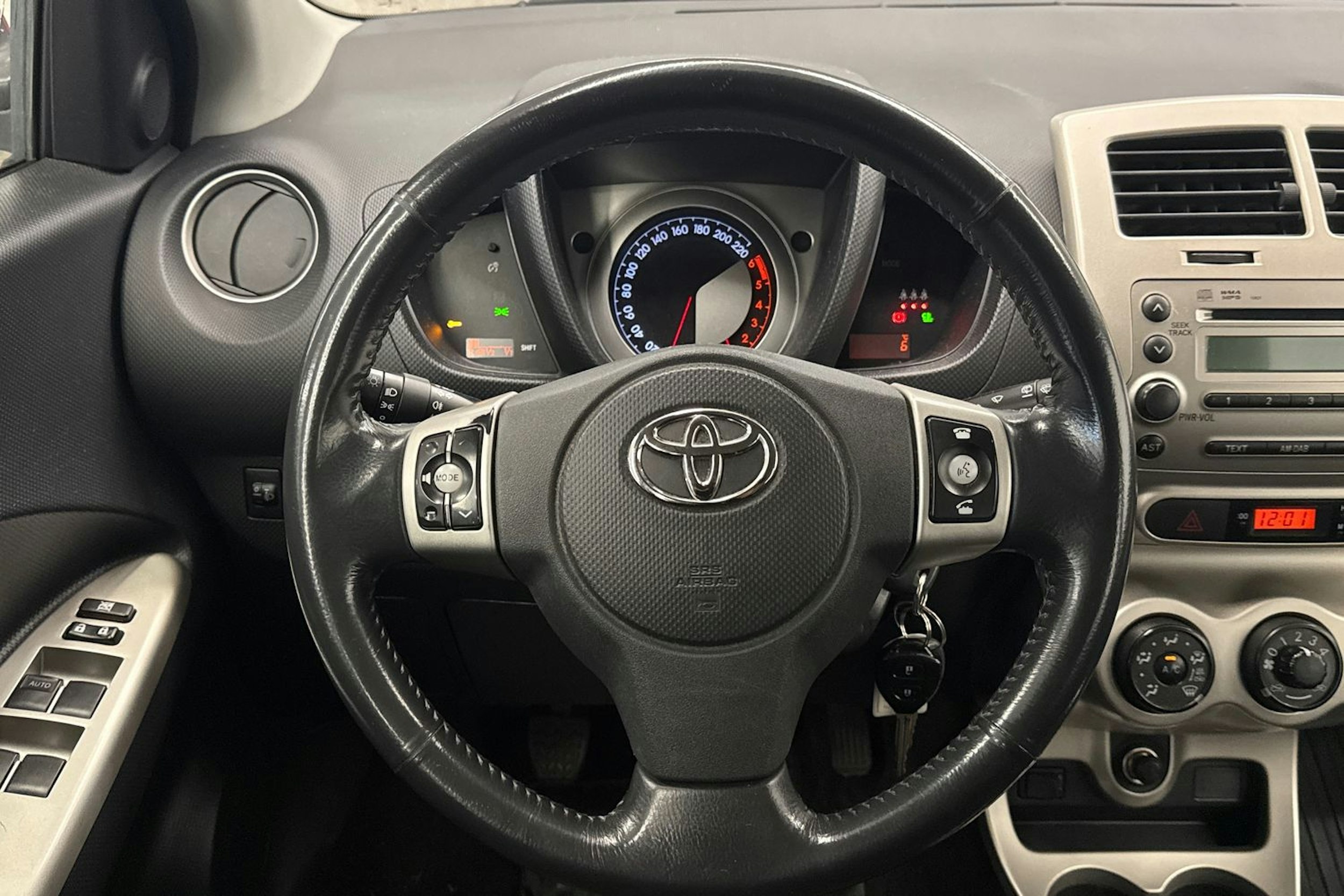 Punainen Toyota Urban Cruiser 2010 kuva 11.