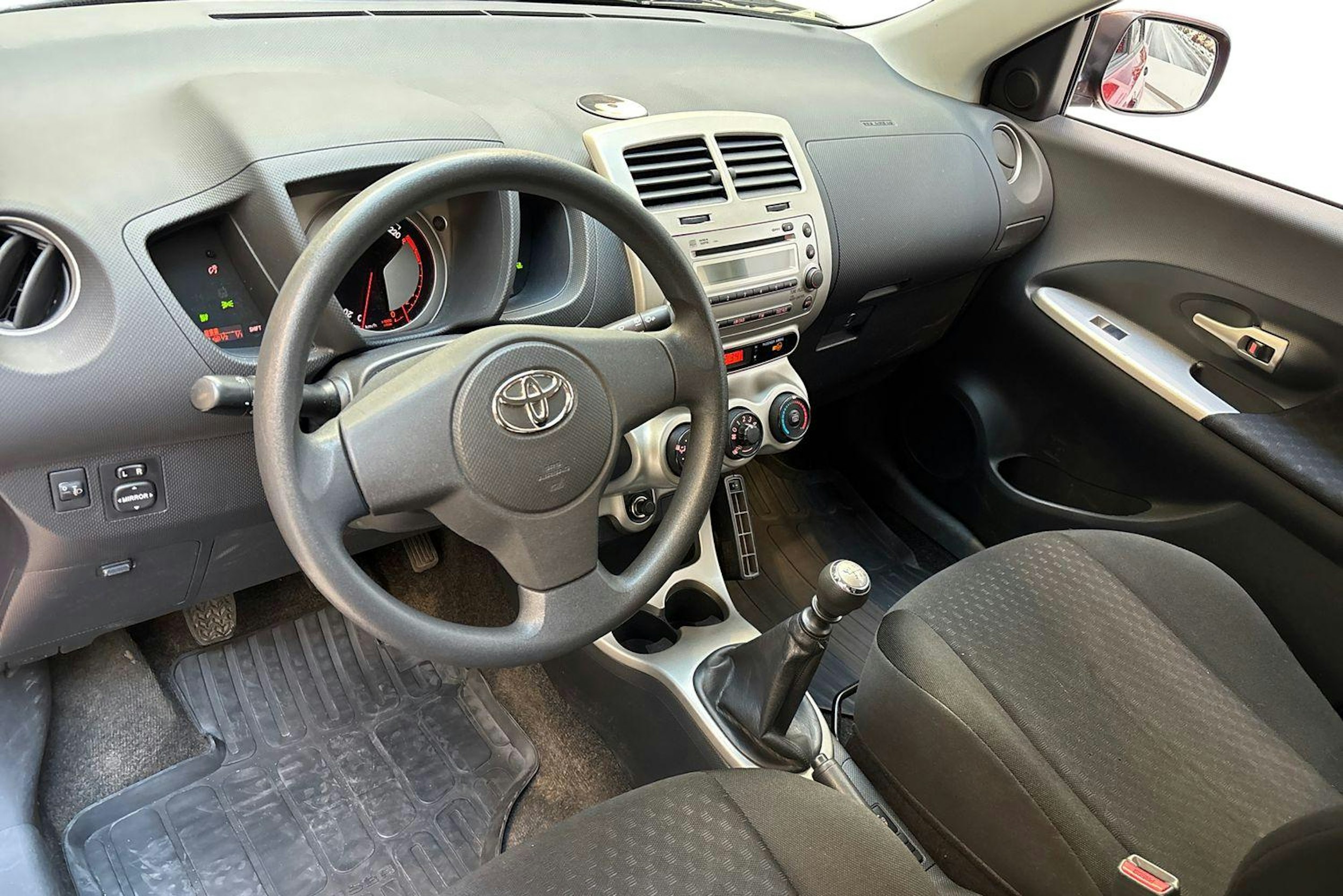 Punainen Toyota Urban Cruiser 2010 kuva 7.