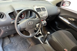 Punainen Toyota Urban Cruiser 2010 kuva 7.