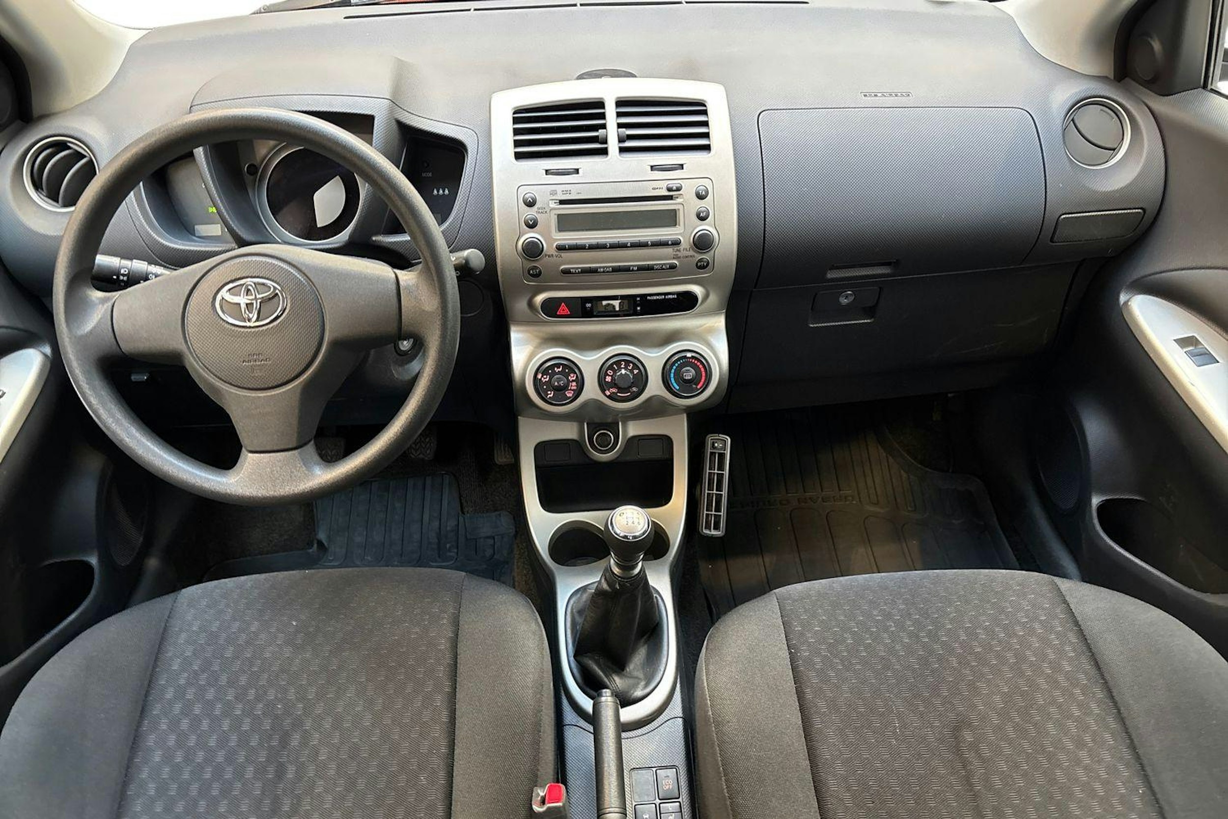 Punainen Toyota Urban Cruiser 2010 kuva 9.