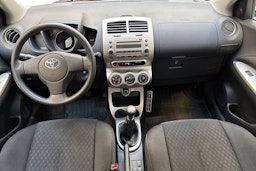 Punainen Toyota Urban Cruiser 2010 kuva 9.