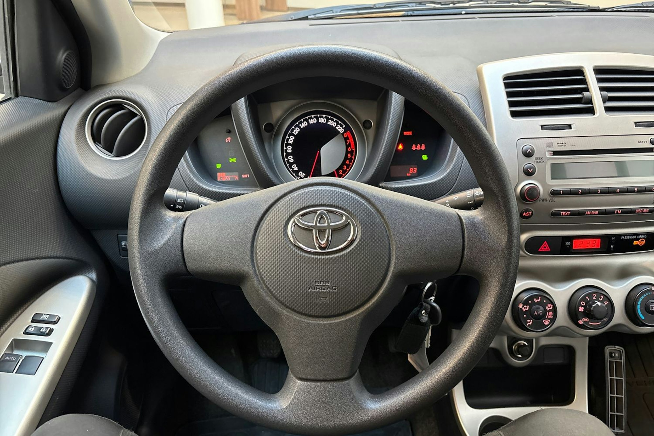 Punainen Toyota Urban Cruiser 2010 kuva 17.