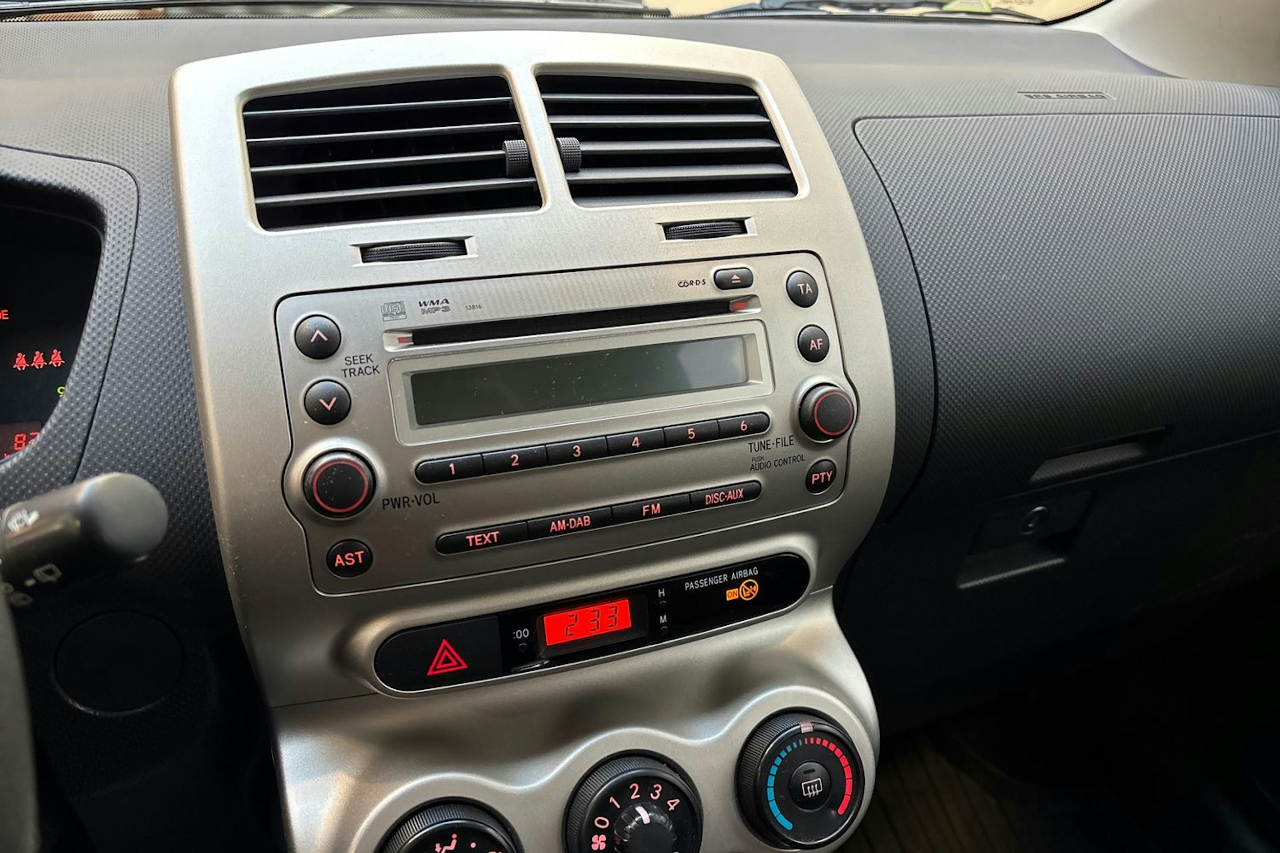 Punainen Toyota Urban Cruiser 2010 kuva 18.