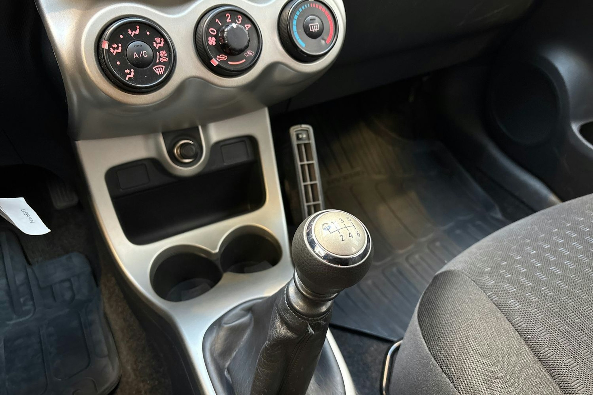 Punainen Toyota Urban Cruiser 2010 kuva 19.