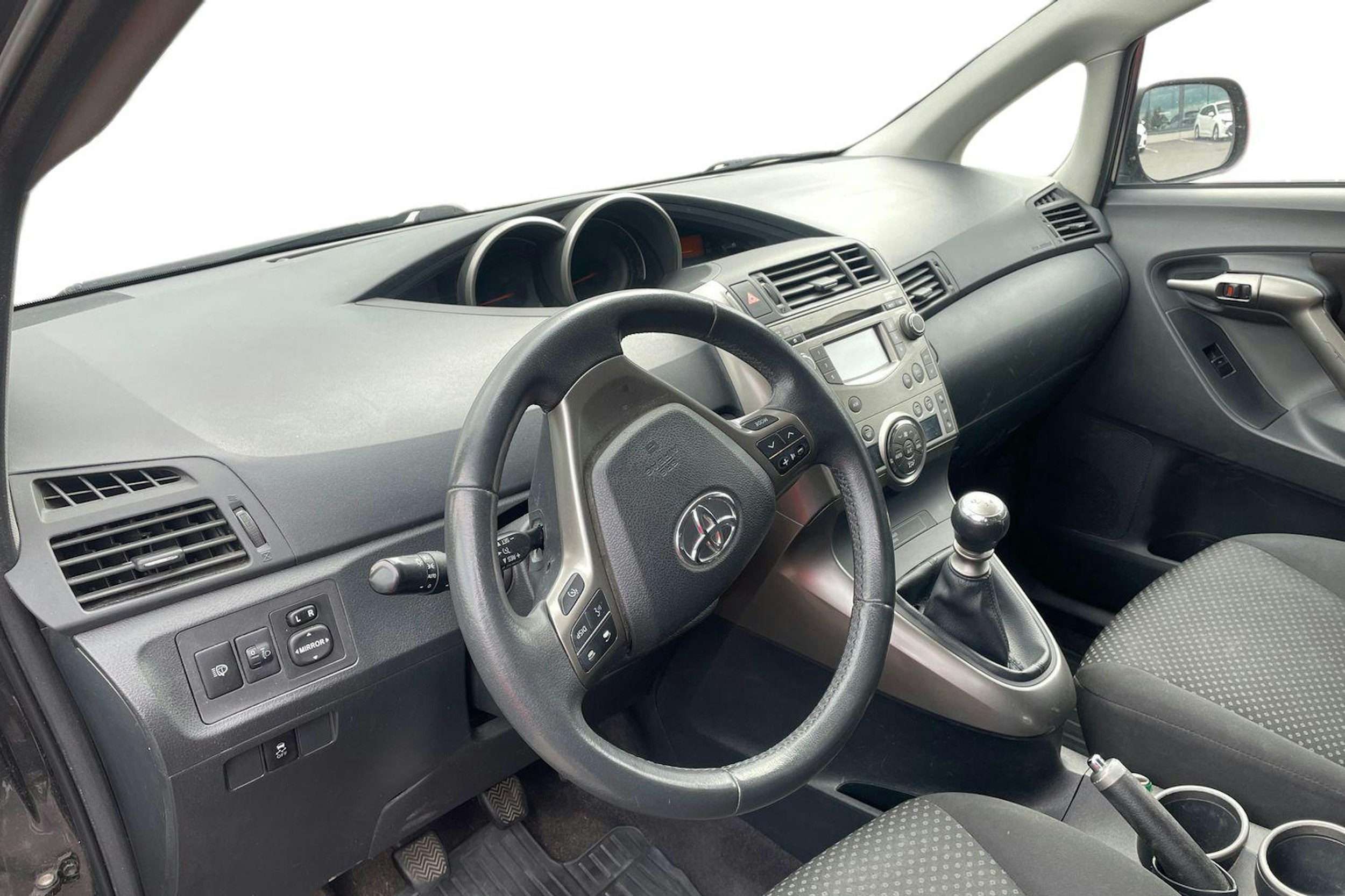 harmaa Toyota Verso 2010 kuva 3.