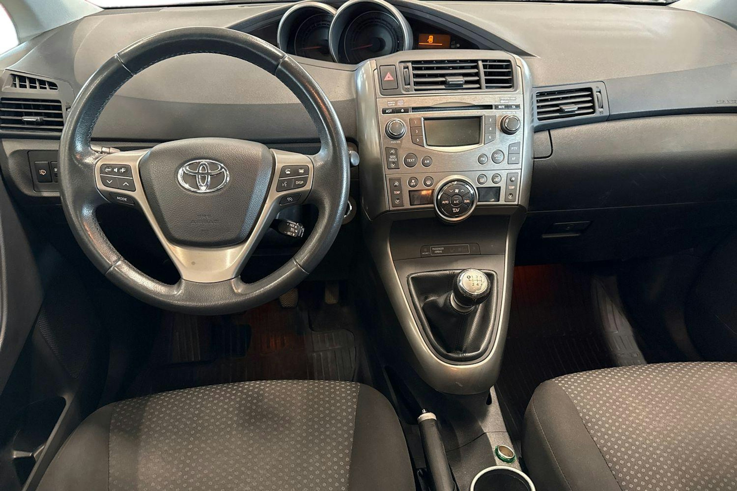 harmaa Toyota Verso 2010 kuva 9.