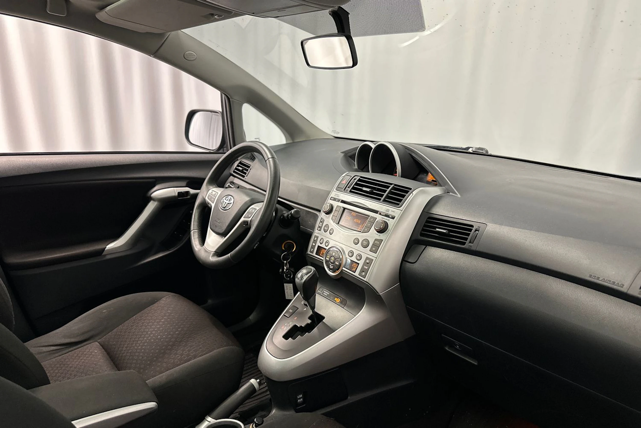 harmaa Toyota Verso 2011 kuva 12.