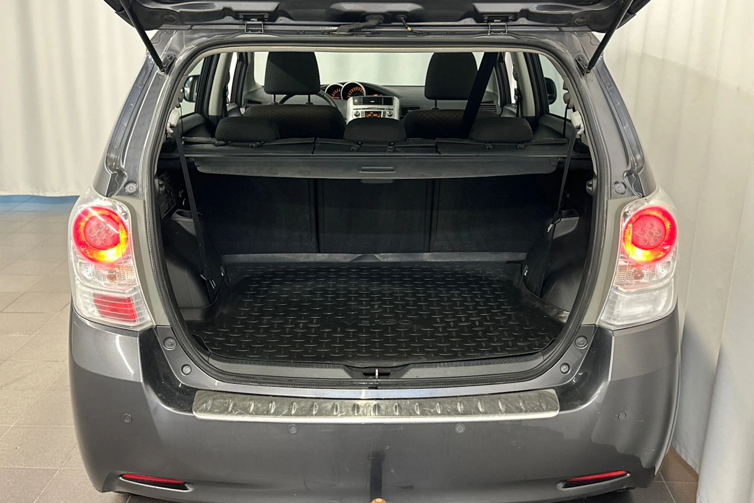 harmaa Toyota Verso 2011 kuva 13.