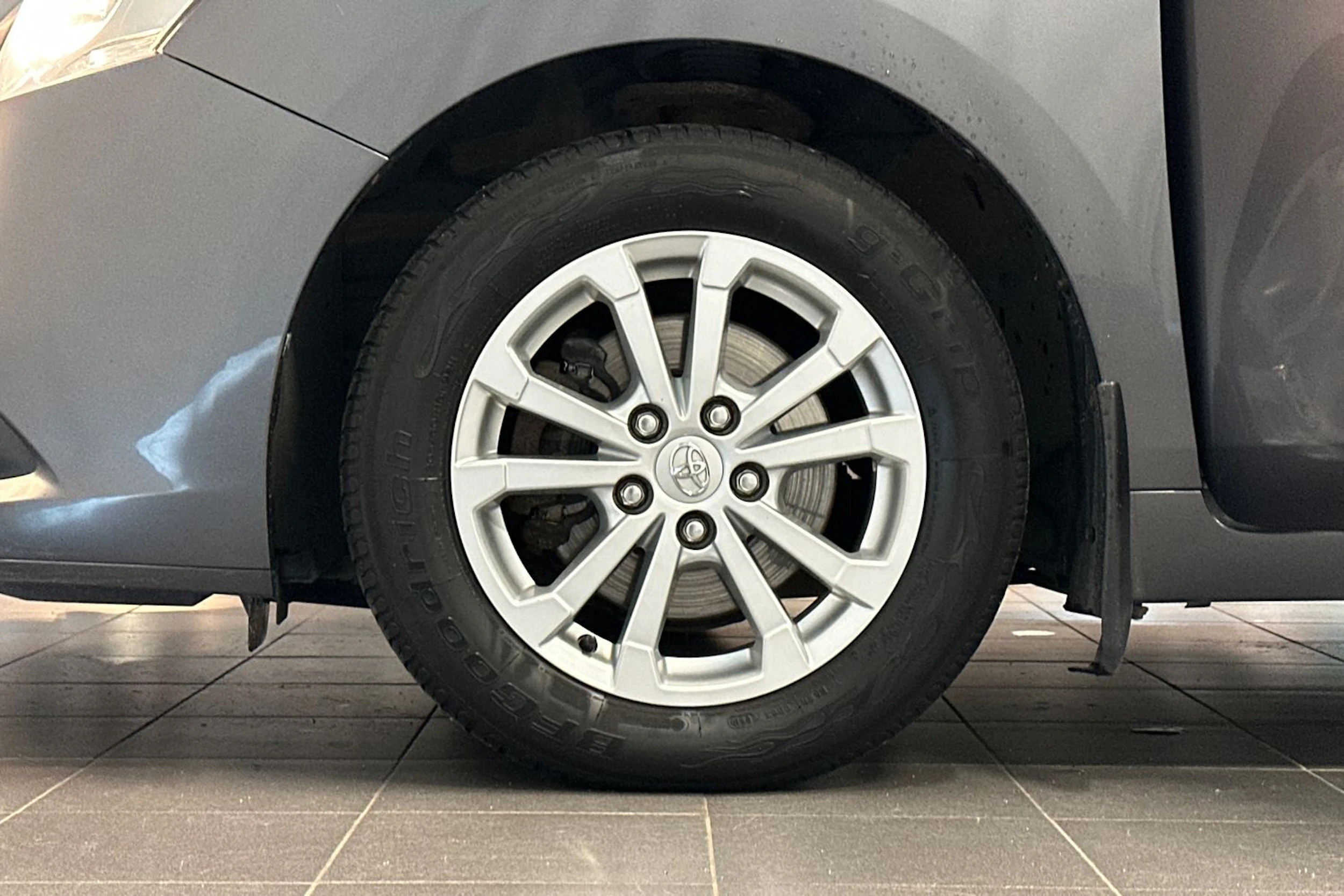 harmaa Toyota Verso 2011 kuva 24.