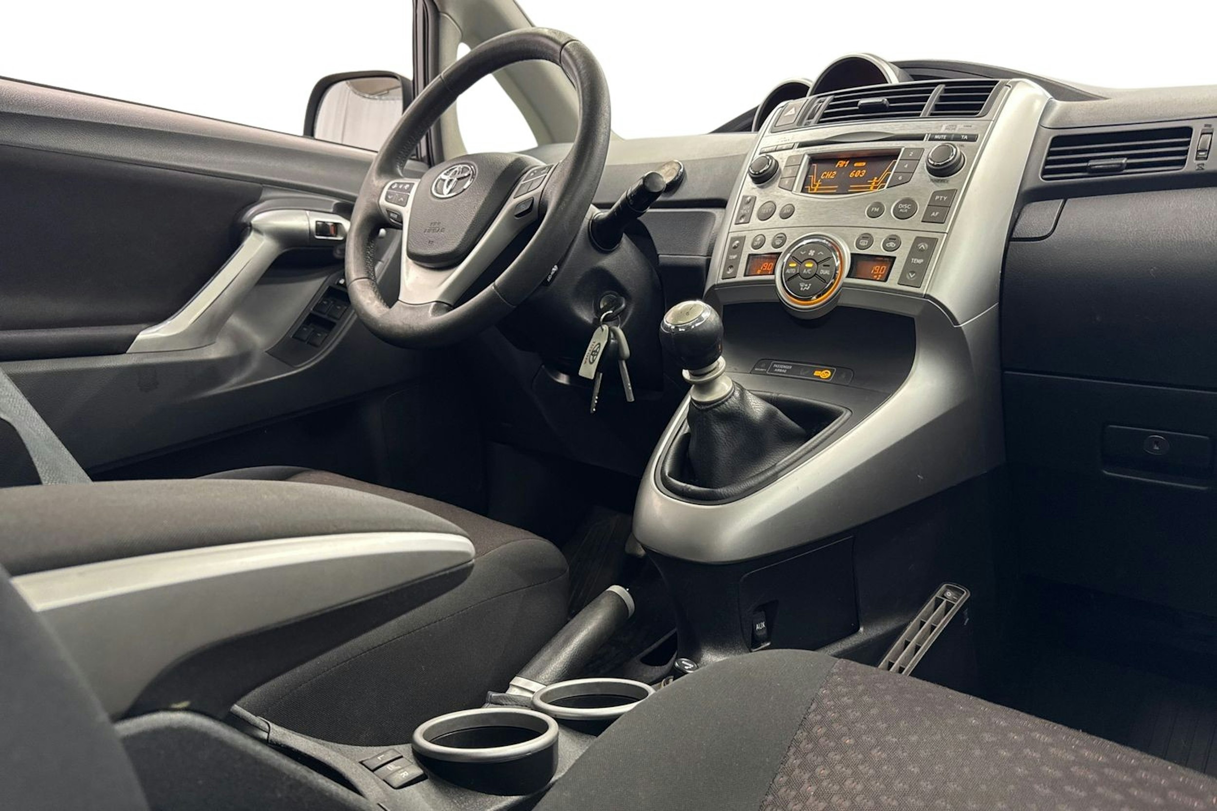 met. harmaa Toyota Verso 2011 kuva 10.