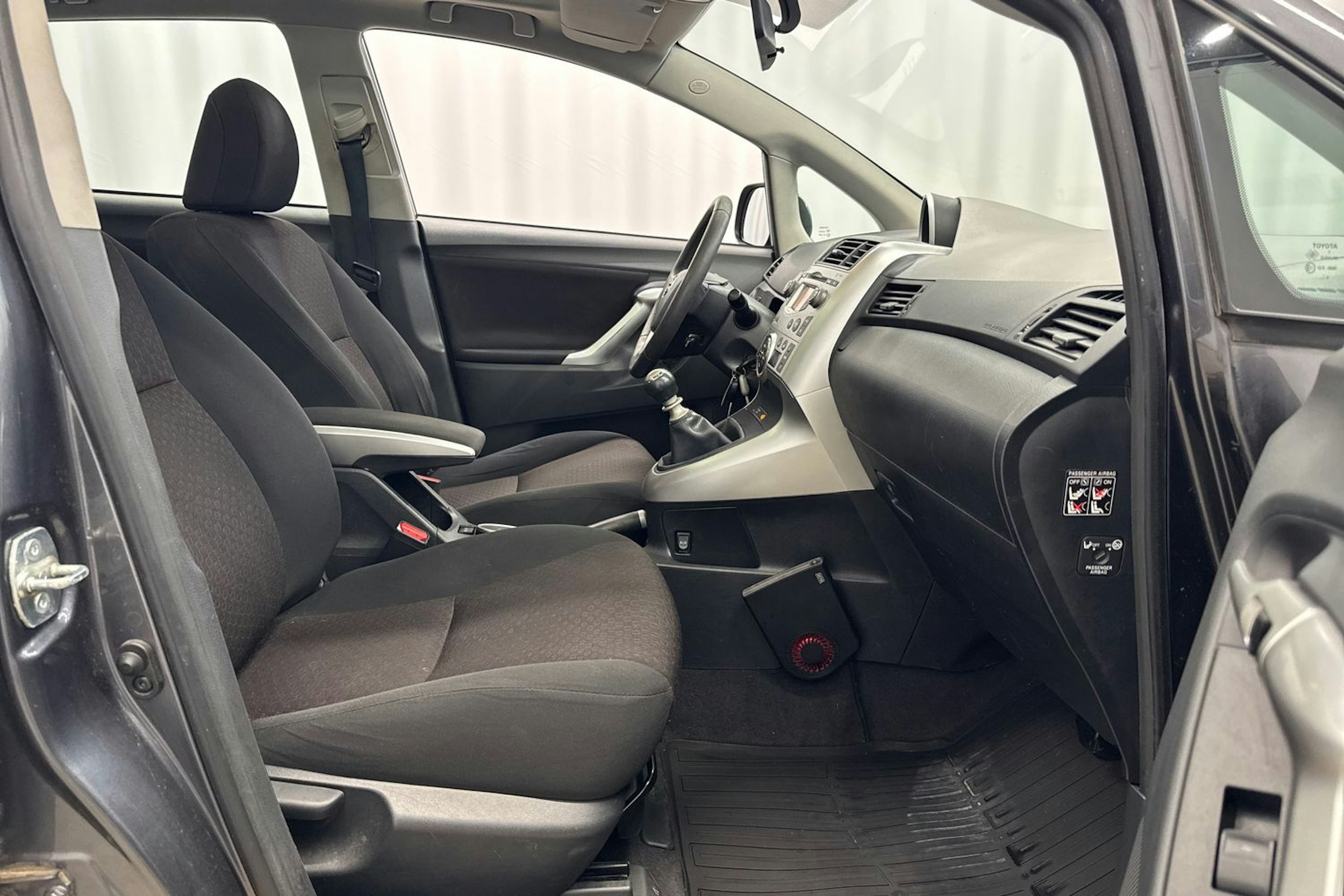 met. harmaa Toyota Verso 2011 kuva 13.