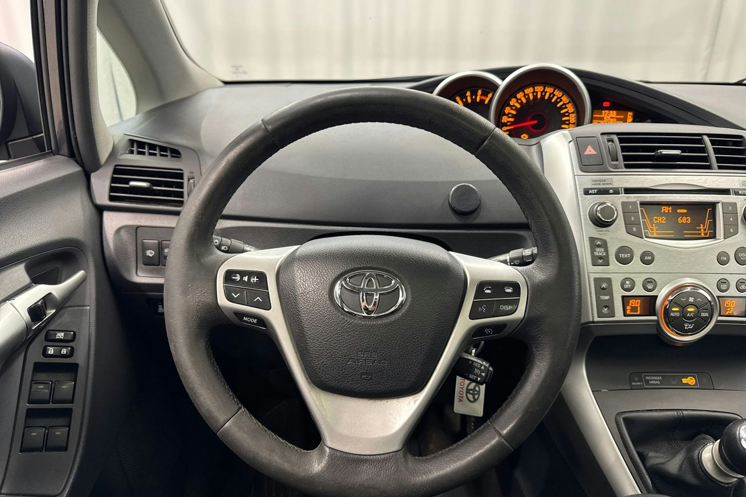 met. harmaa Toyota Verso 2011 kuva 16.