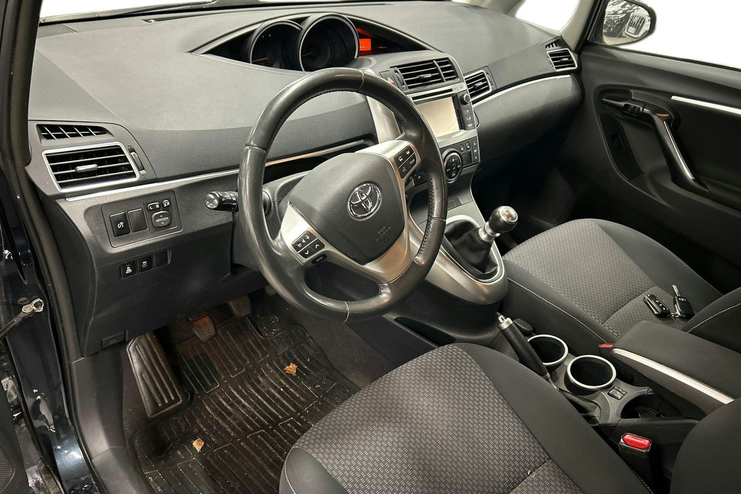 harmaa Toyota Verso 2013 kuva 3.
