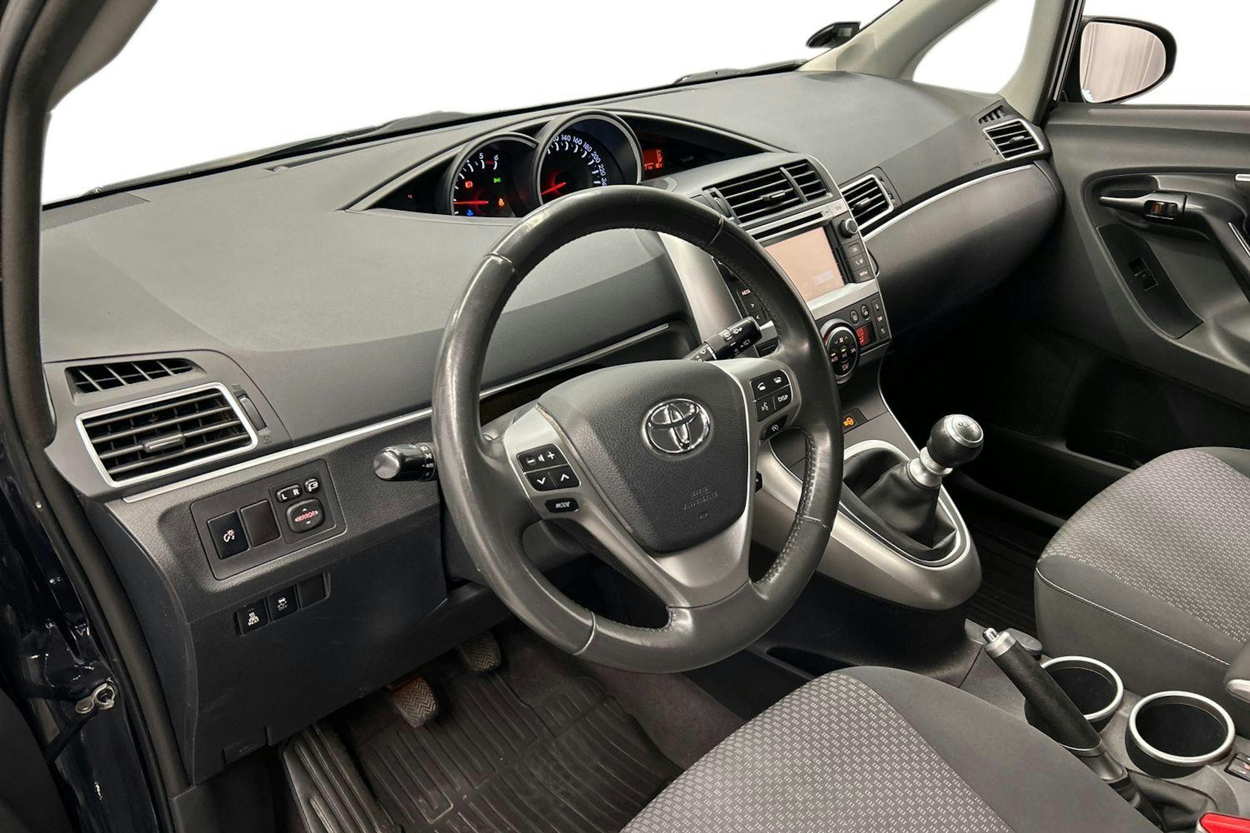 harmaa Toyota Verso 2013 kuva 6.
