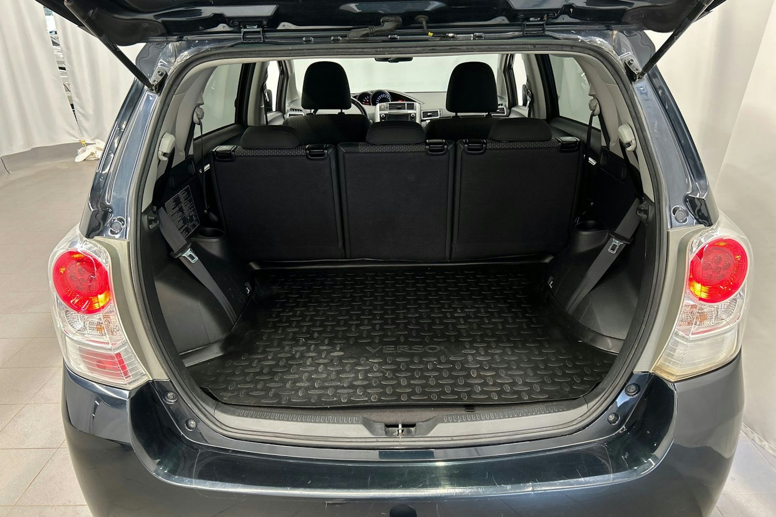 harmaa Toyota Verso 2013 kuva 13.