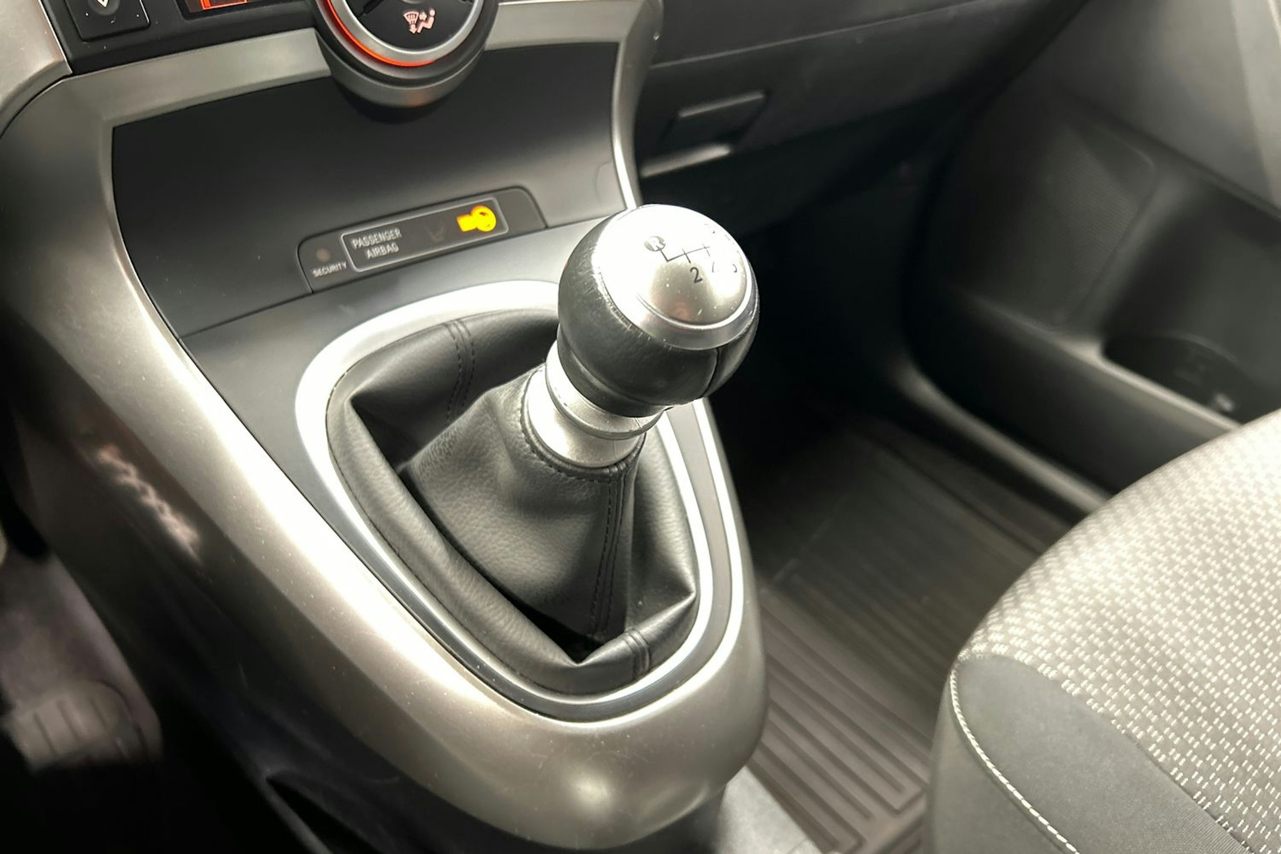 harmaa Toyota Verso 2013 kuva 23.