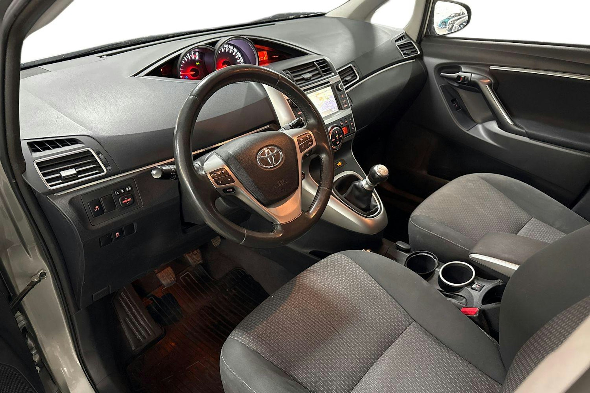 harmaa Toyota Verso 2013 kuva 7.