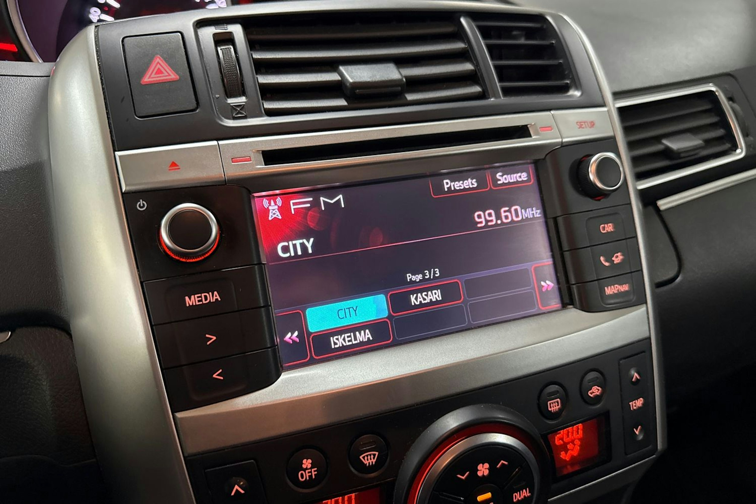 harmaa Toyota Verso 2013 kuva 18.