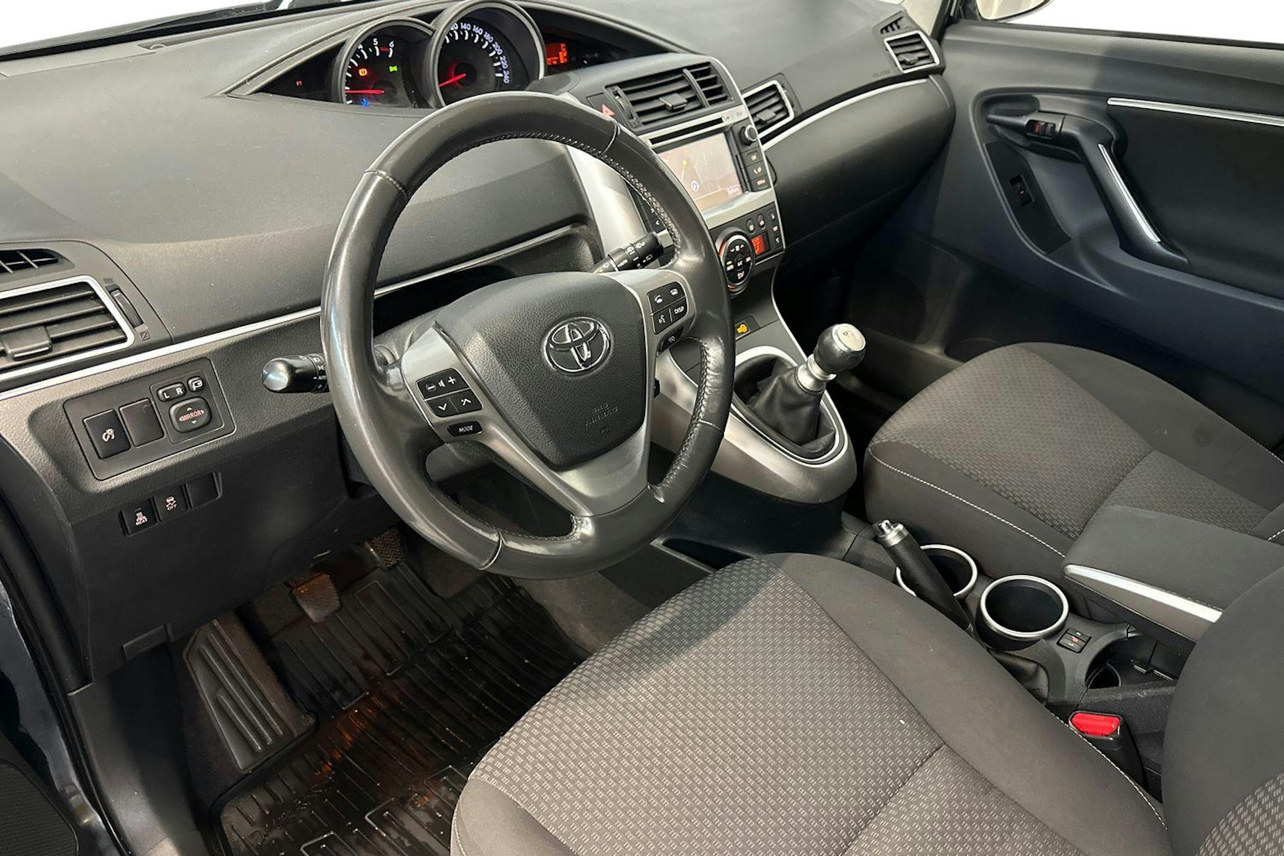 harmaa Toyota Verso 2013 kuva 7.