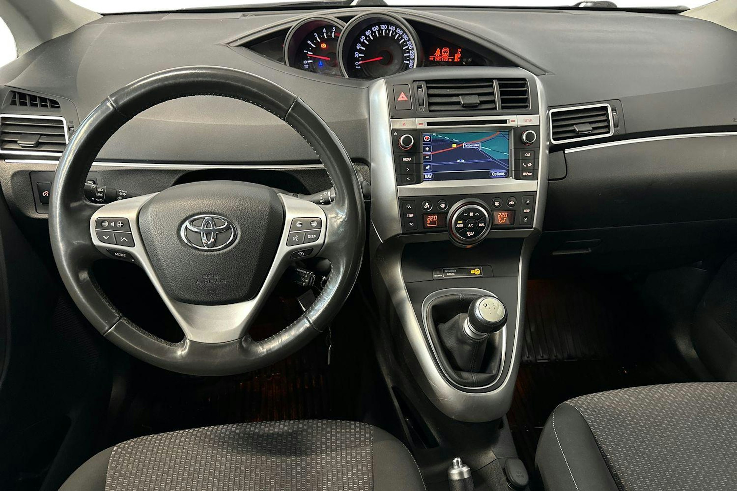 harmaa Toyota Verso 2013 kuva 9.