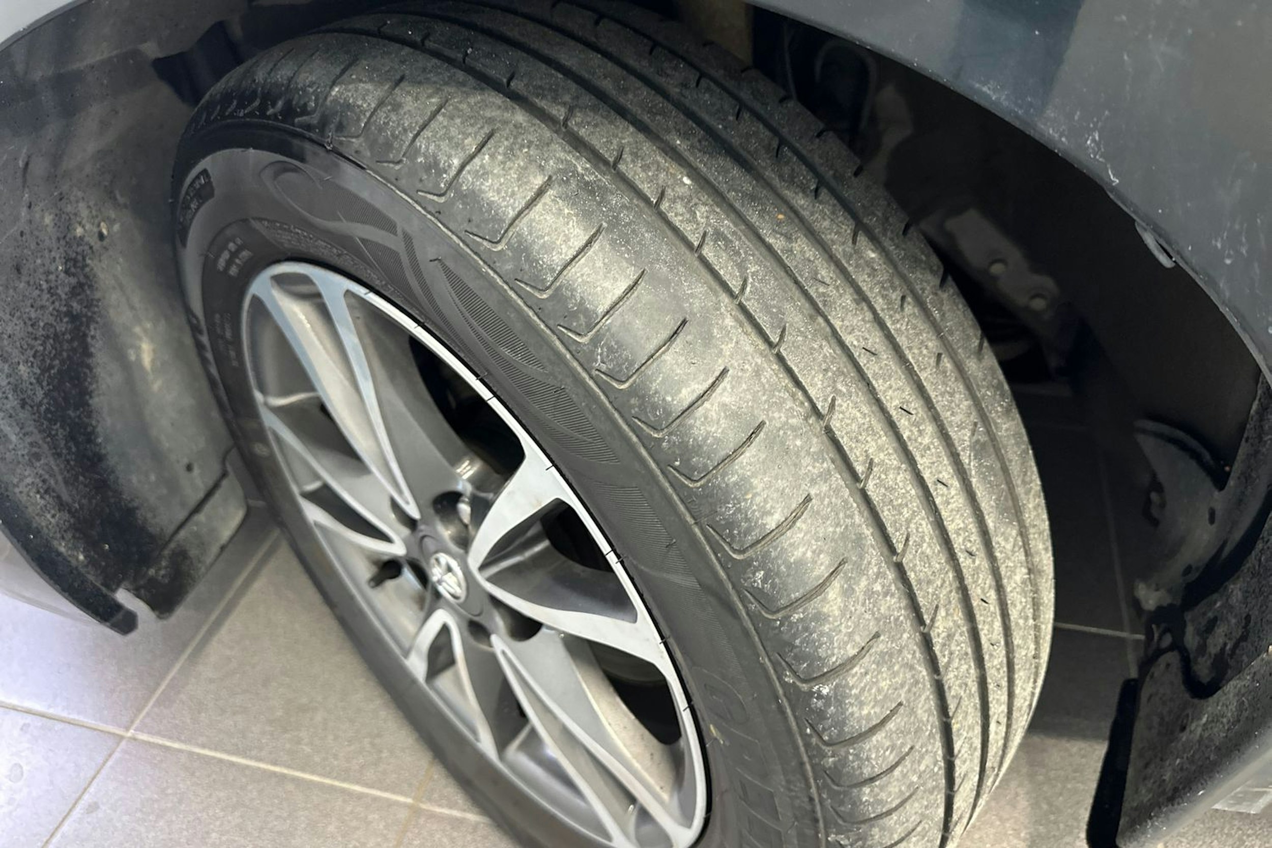 harmaa Toyota Verso 2013 kuva 13.