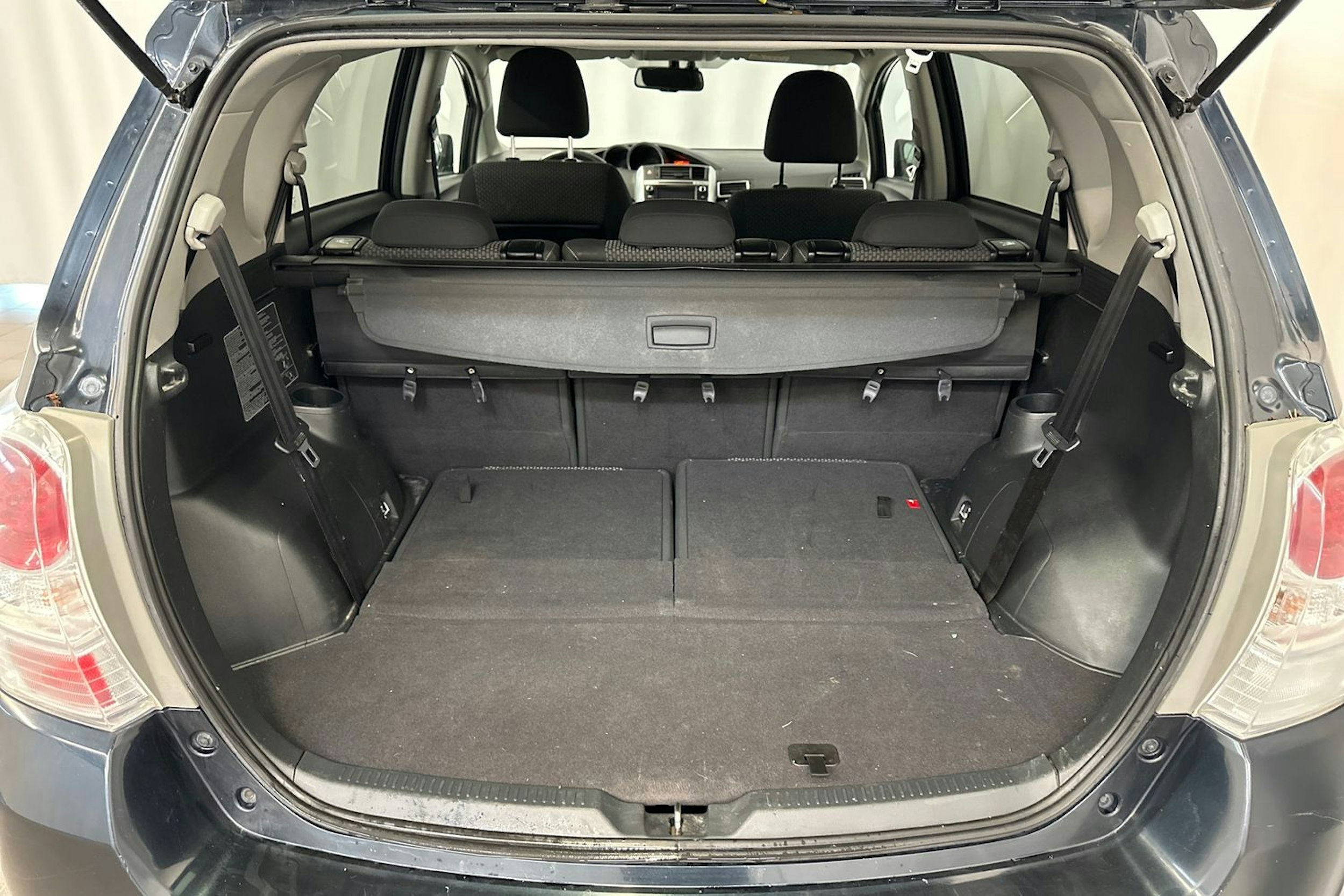 harmaa Toyota Verso 2013 kuva 26.