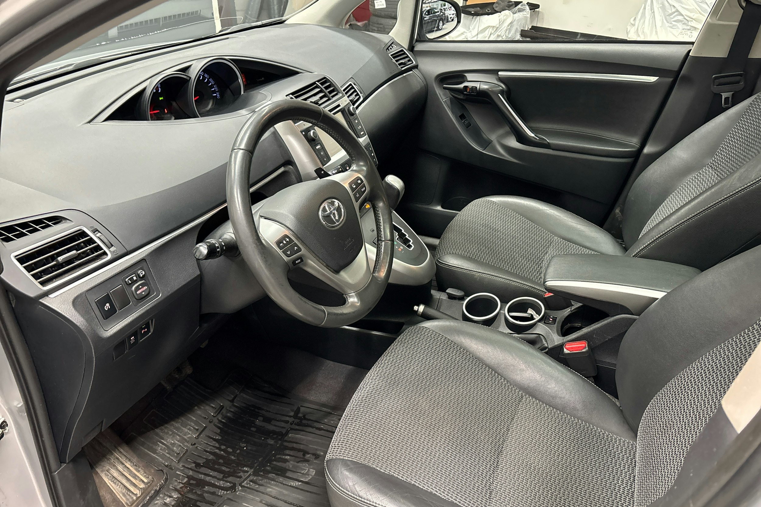 harmaa Toyota Verso 2013 kuva 6.