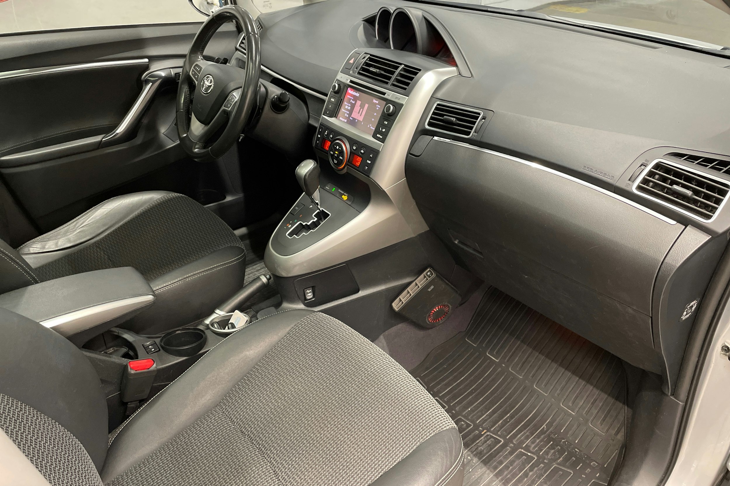 harmaa Toyota Verso 2013 kuva 29.