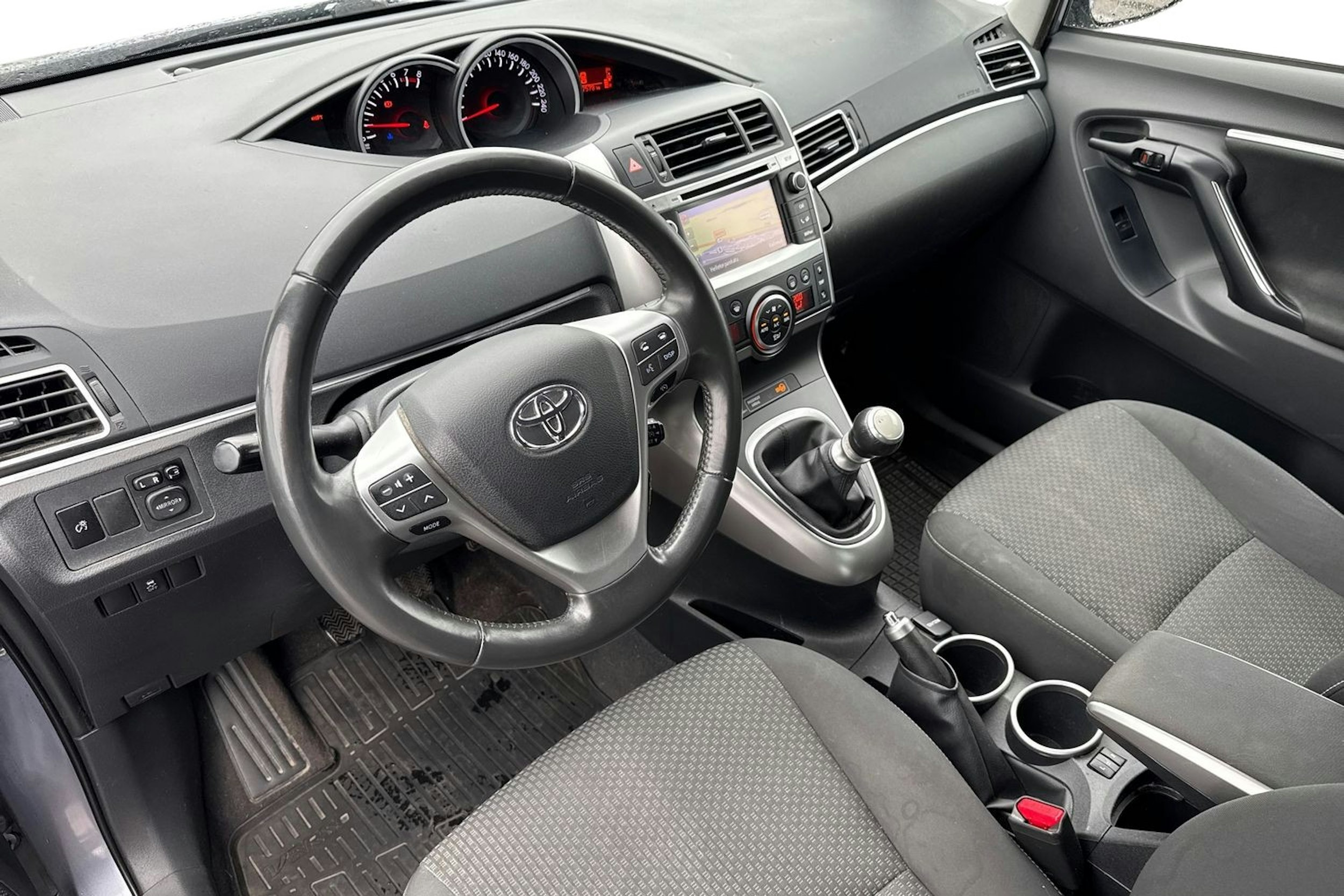 sininen Toyota Verso 2014 kuva 3.