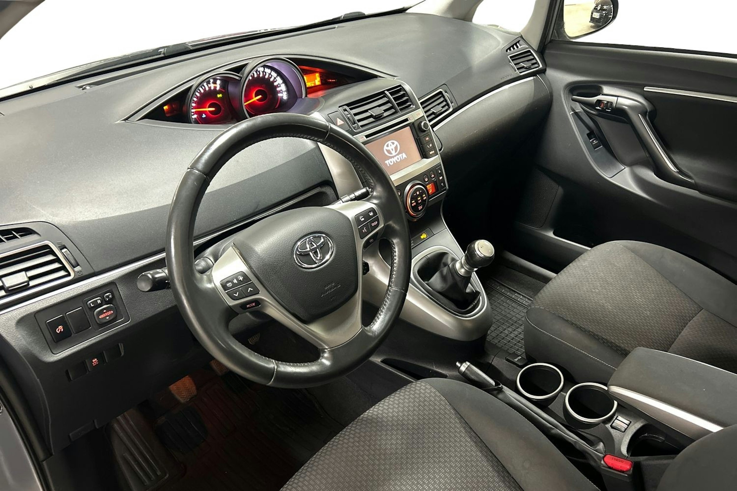 sininen Toyota Verso 2014 kuva 6.