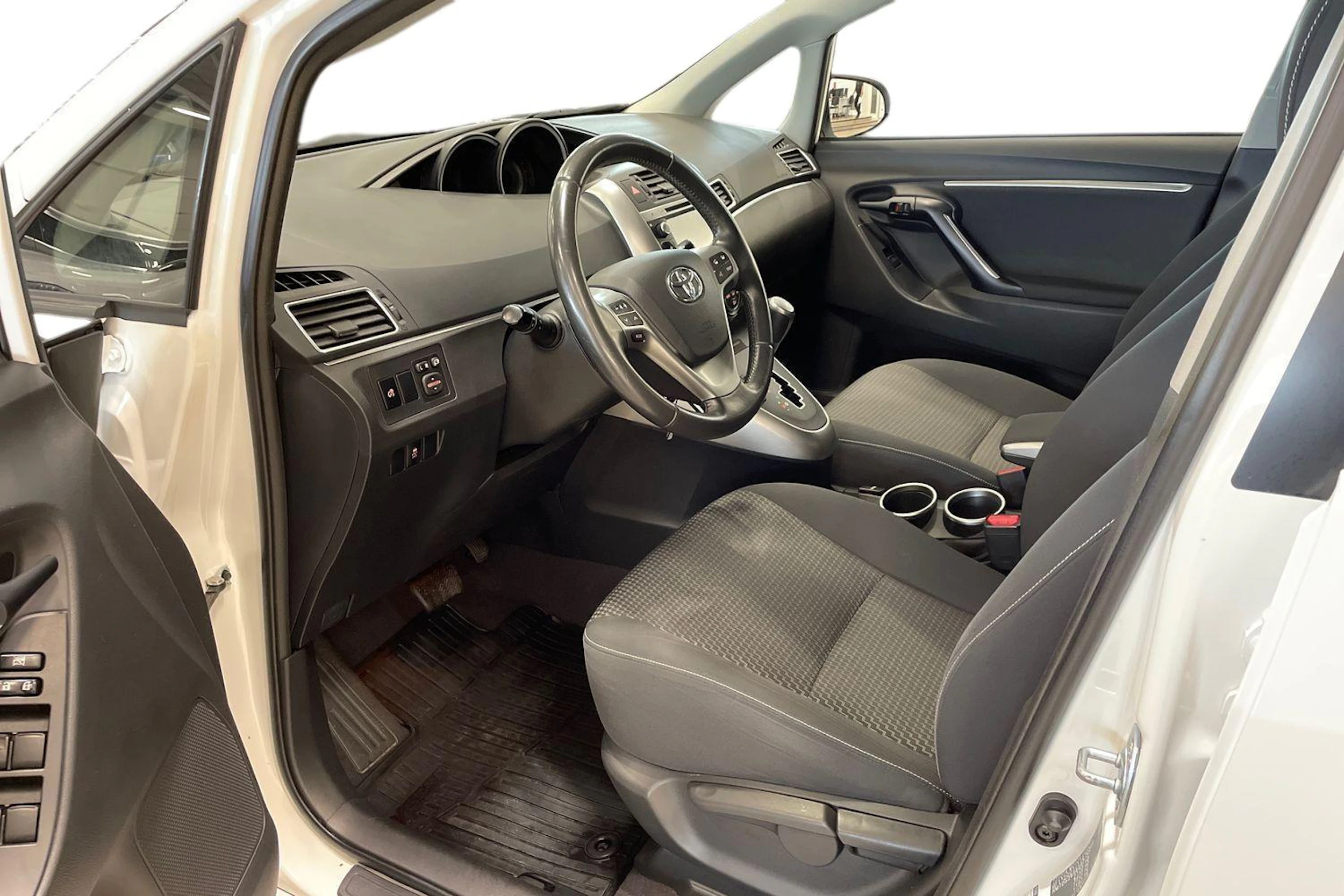valkoinen Toyota Verso 2014 kuva 7.