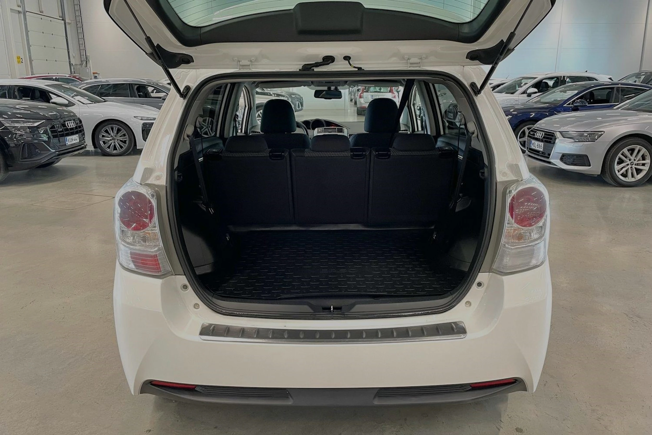 valkoinen Toyota Verso 2014 kuva 27.
