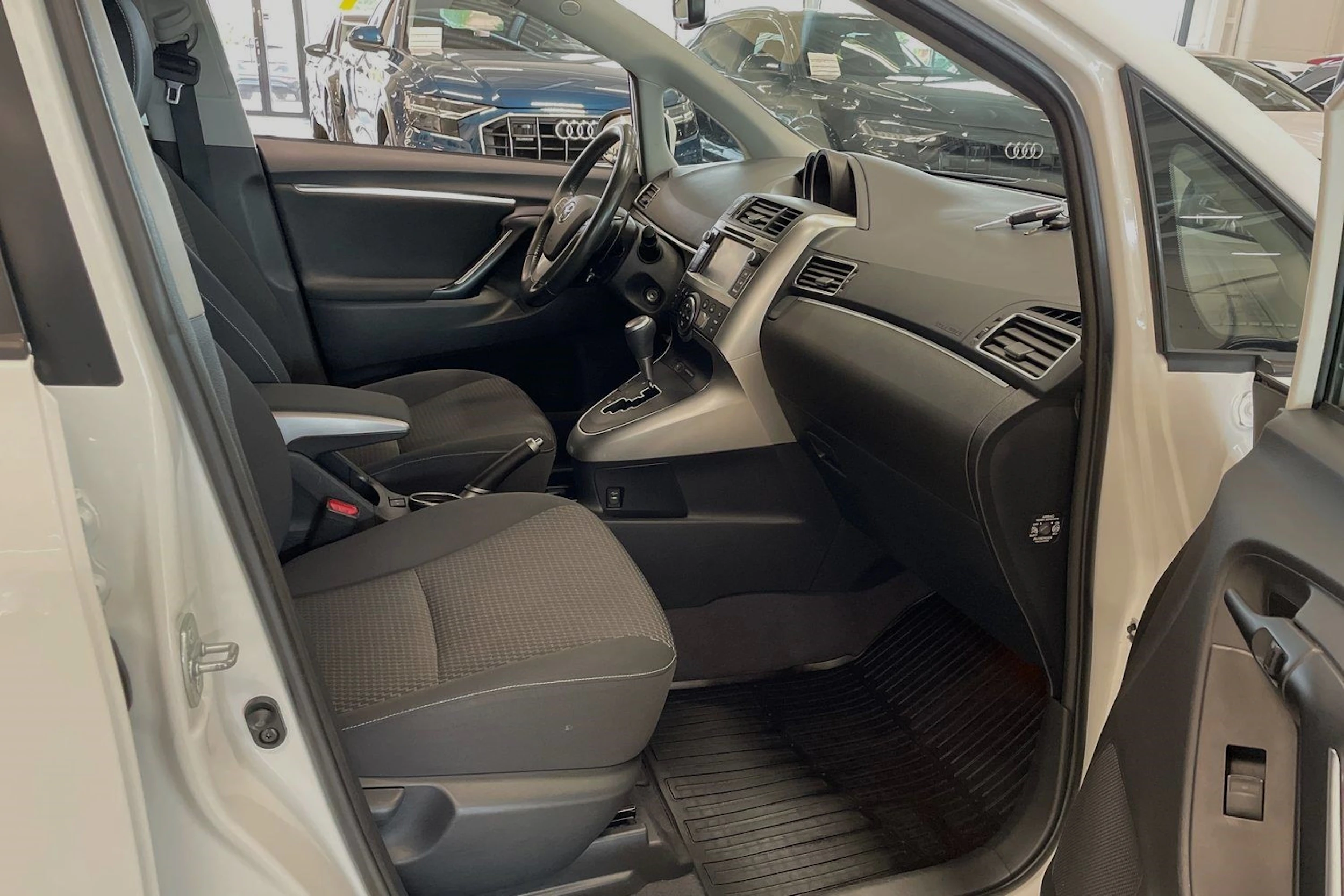 valkoinen Toyota Verso 2014 kuva 30.