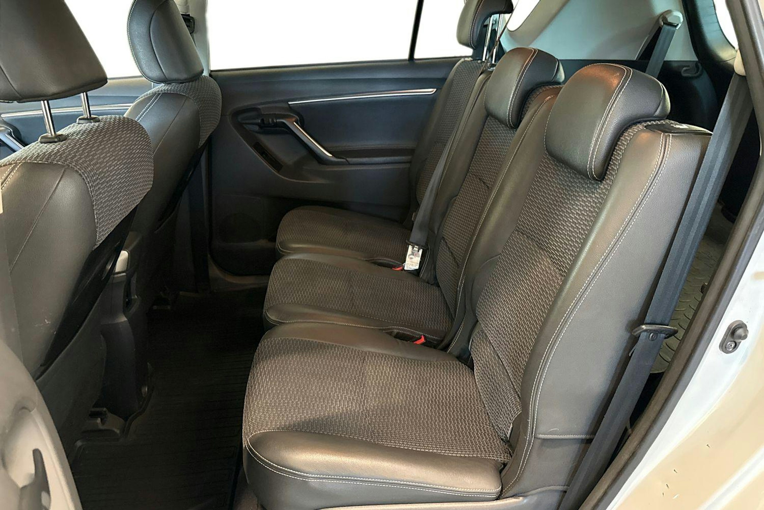 valkoinen Toyota Verso 2015 kuva 10.