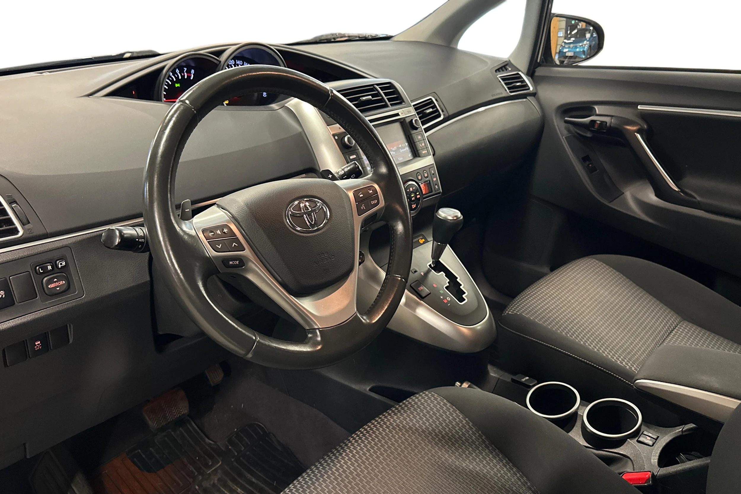 met. harmaa Toyota Verso 2015 kuva 3.