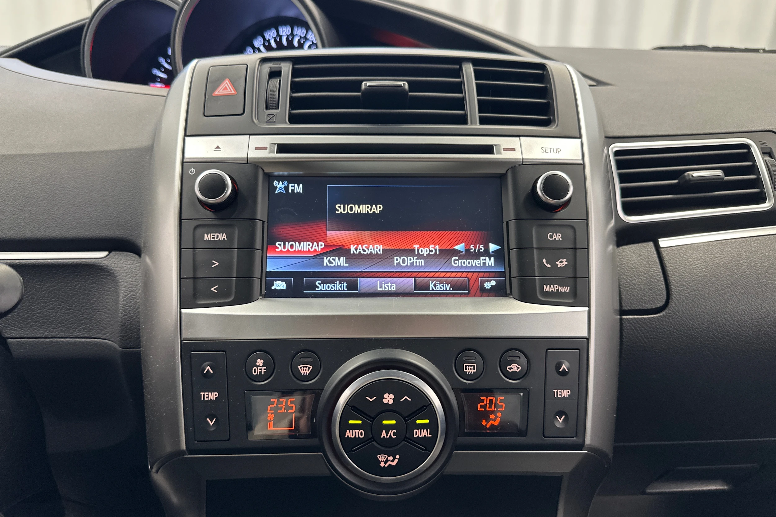 met. harmaa Toyota Verso 2015 kuva 18.