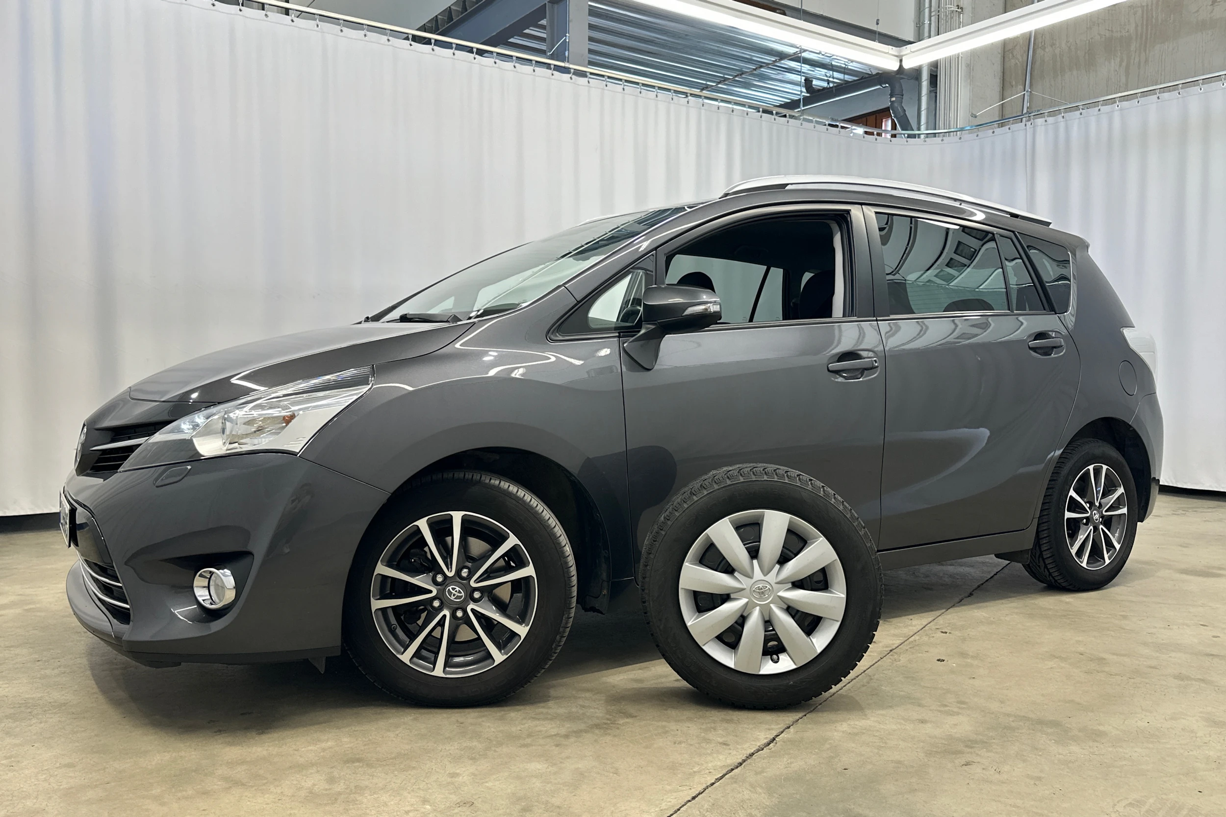 met. harmaa Toyota Verso 2015 kuva 25.