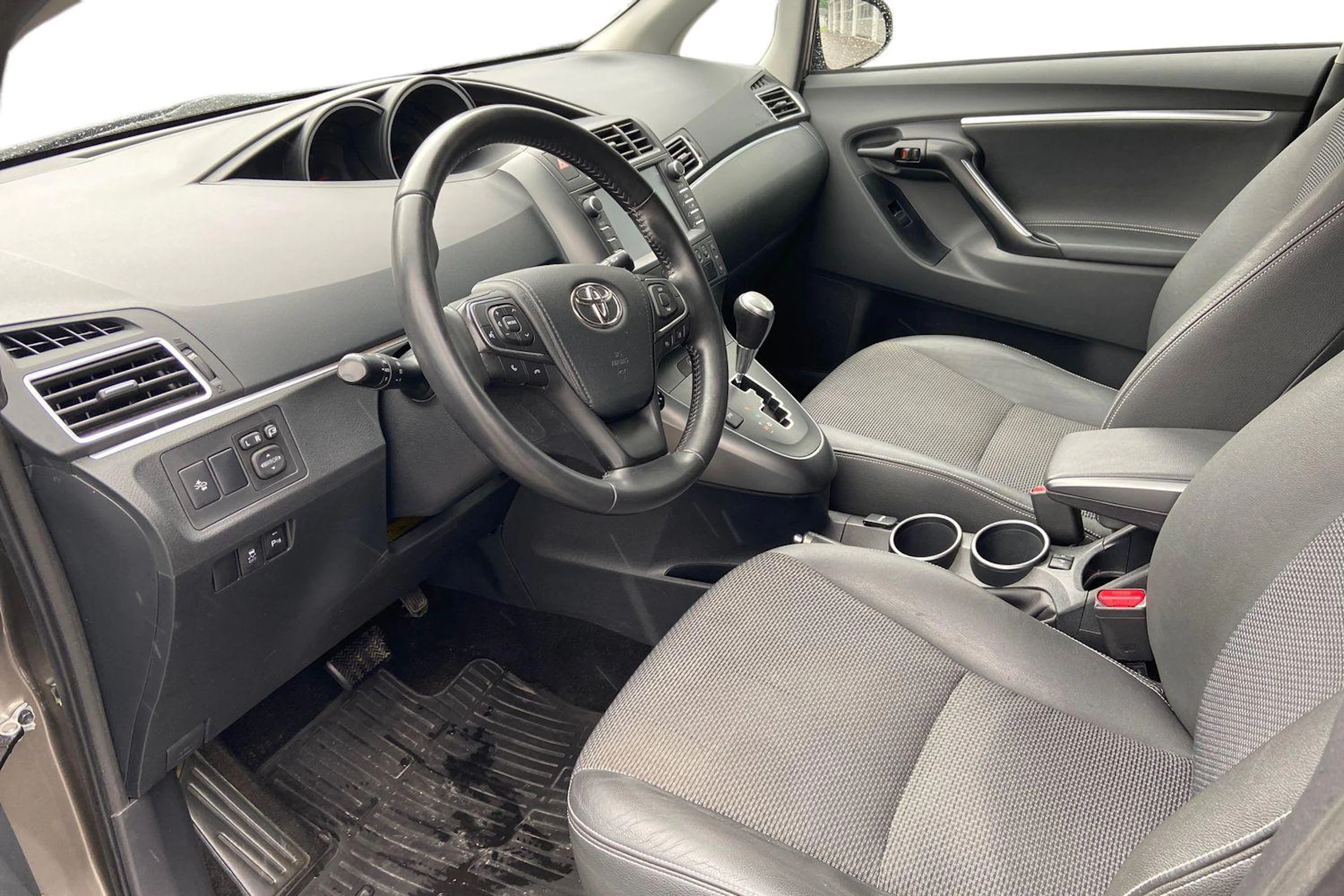 harmaa Toyota Verso 2017 kuva 6.