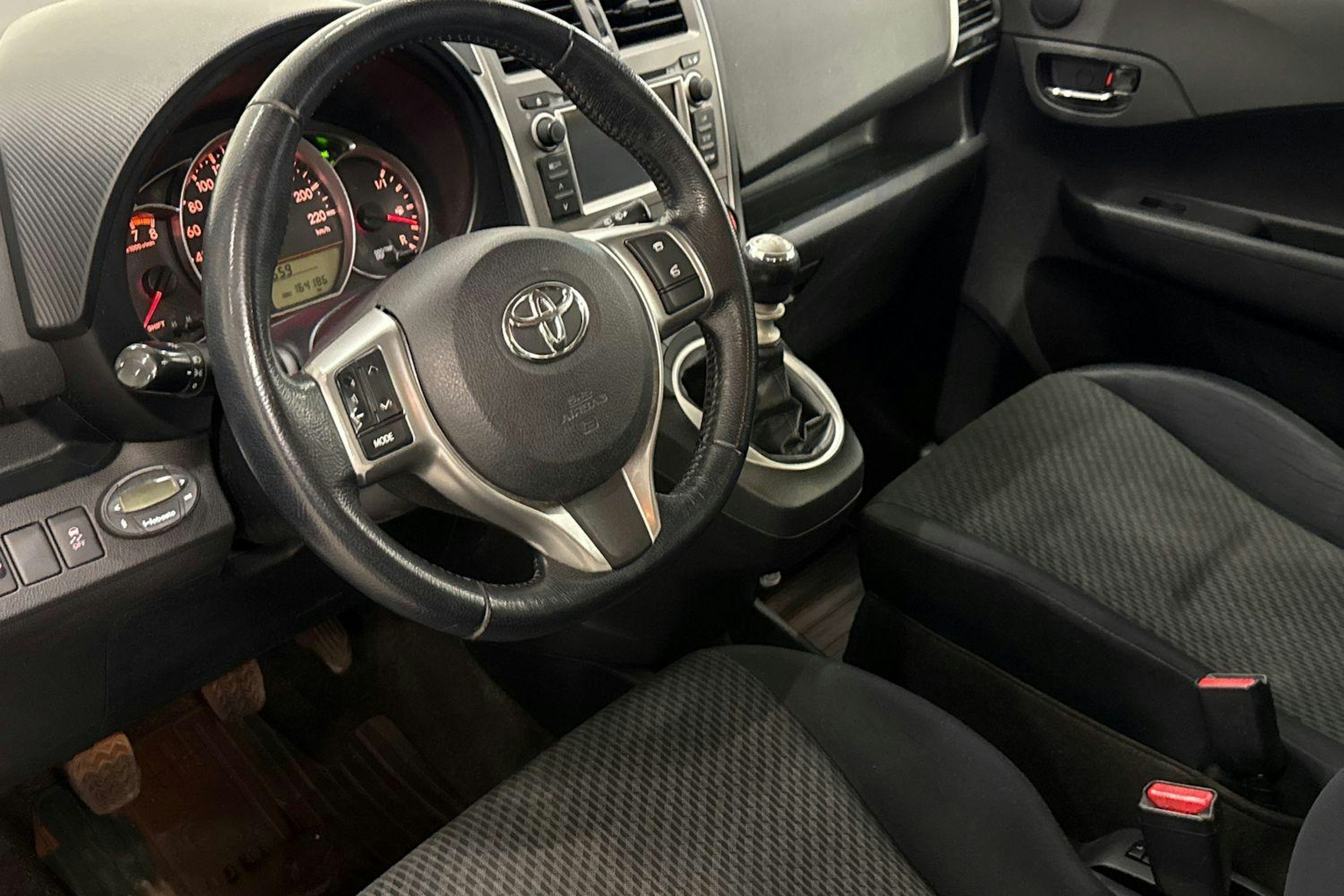 hopea Toyota Verso-S 2011 kuva 7.