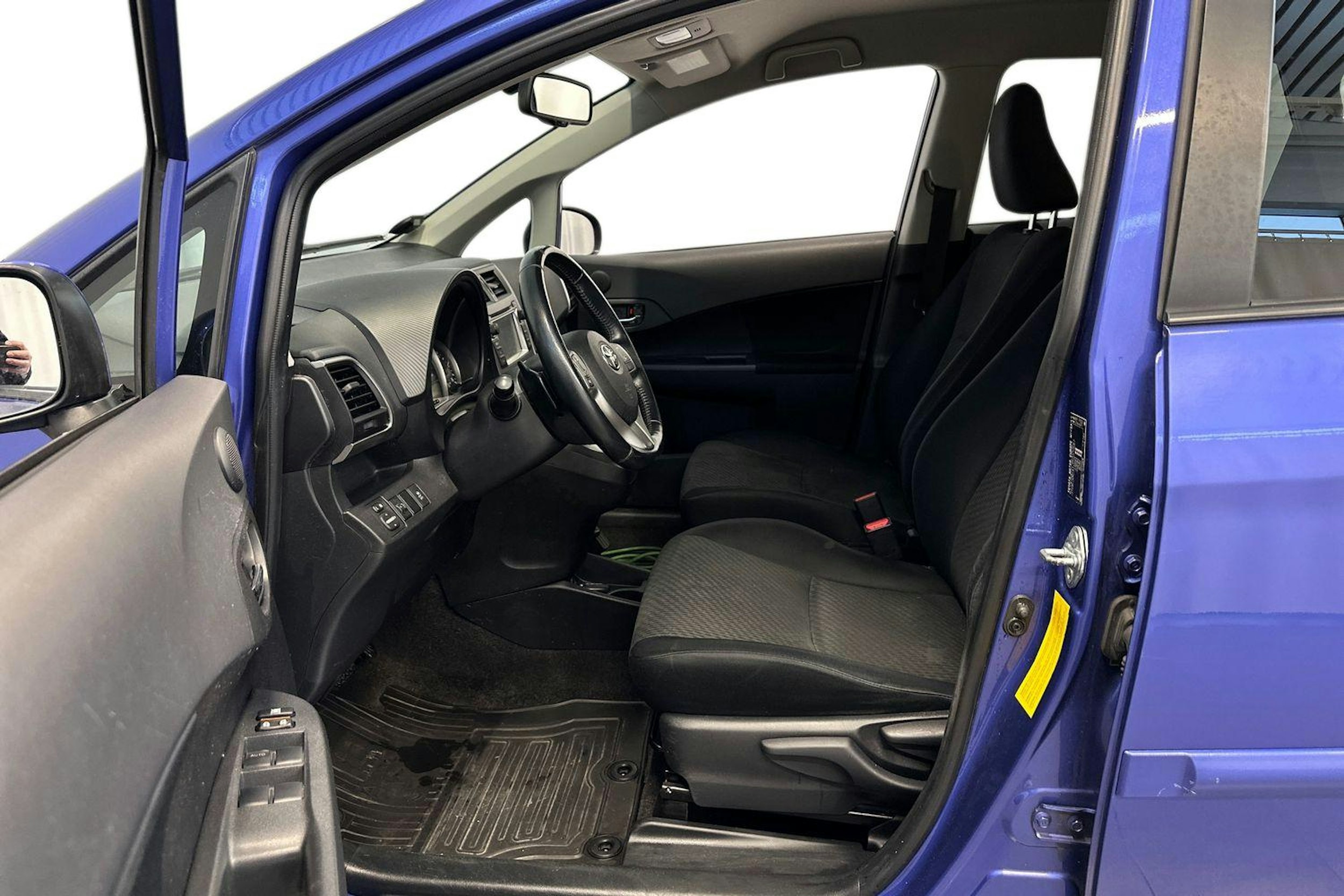 sininen Toyota Verso-S 2011 kuva 11.