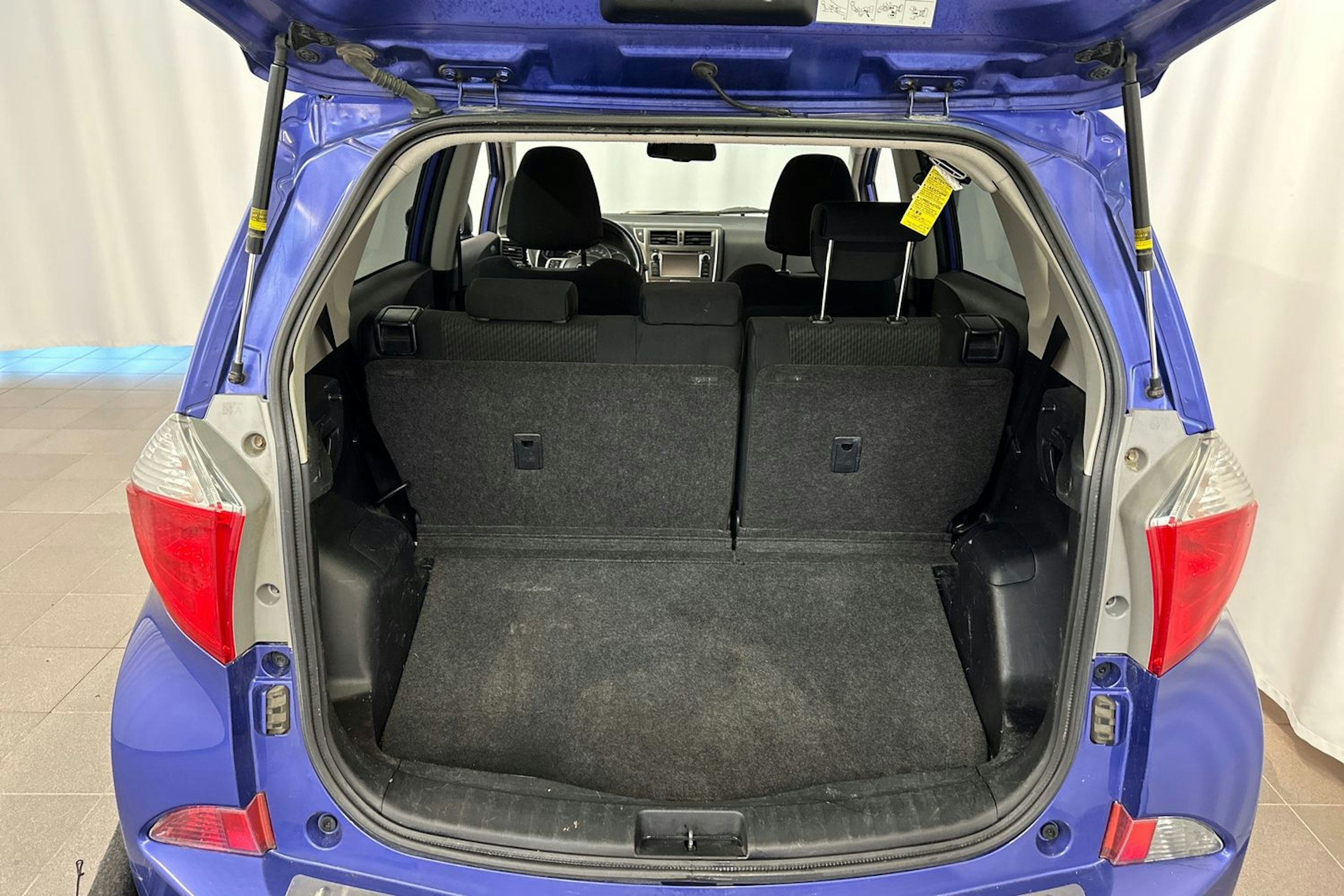 sininen Toyota Verso-S 2011 kuva 14.