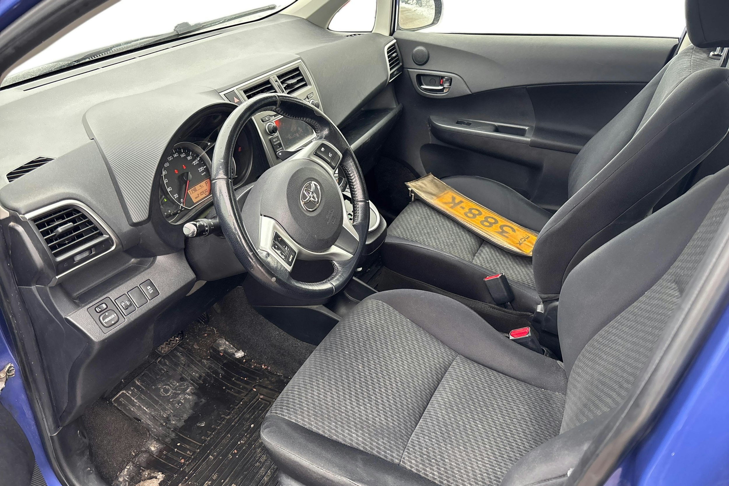 sininen Toyota Verso-S 2013 kuva 3.