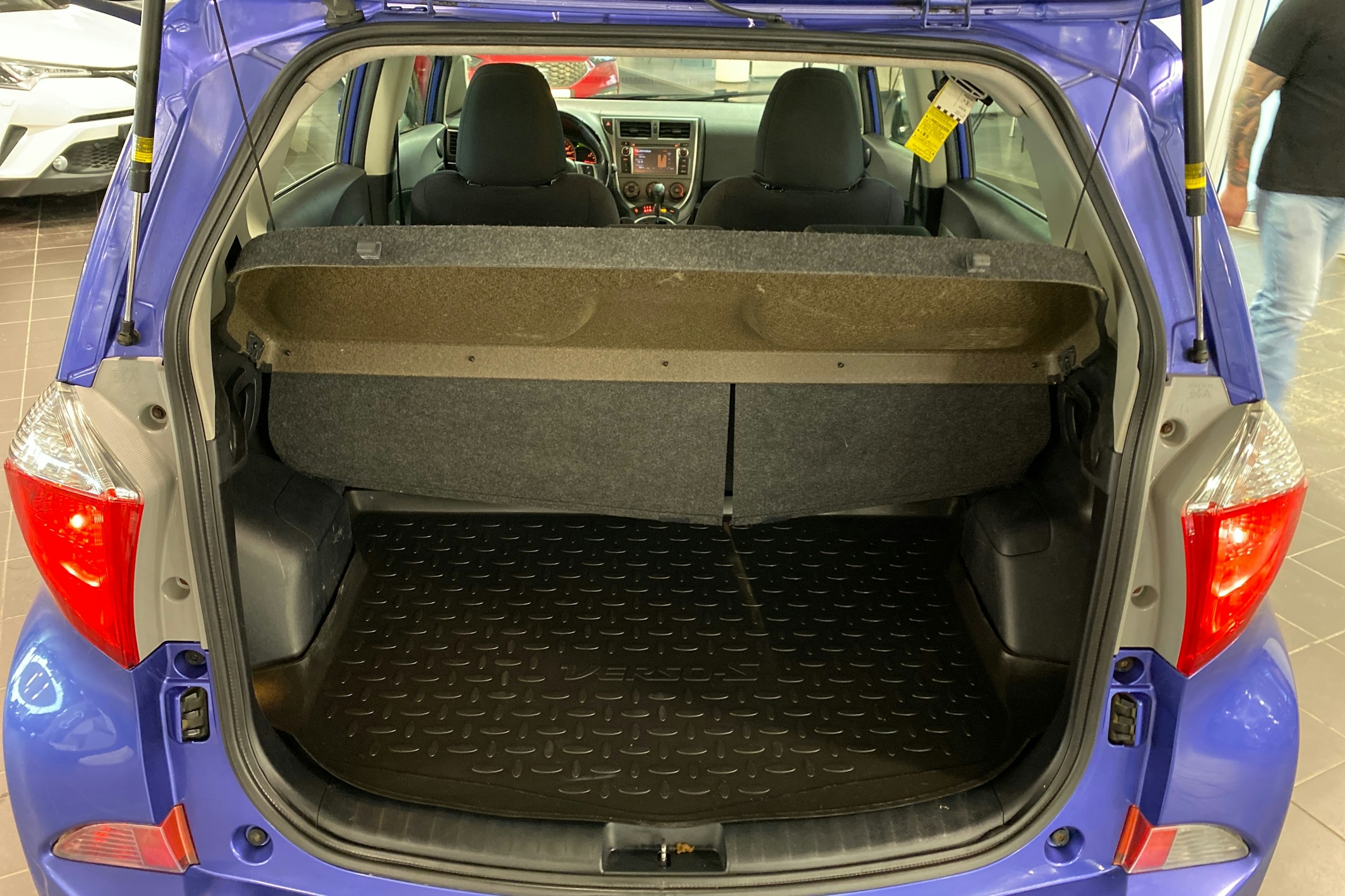 sininen Toyota Verso-S 2013 kuva 14.