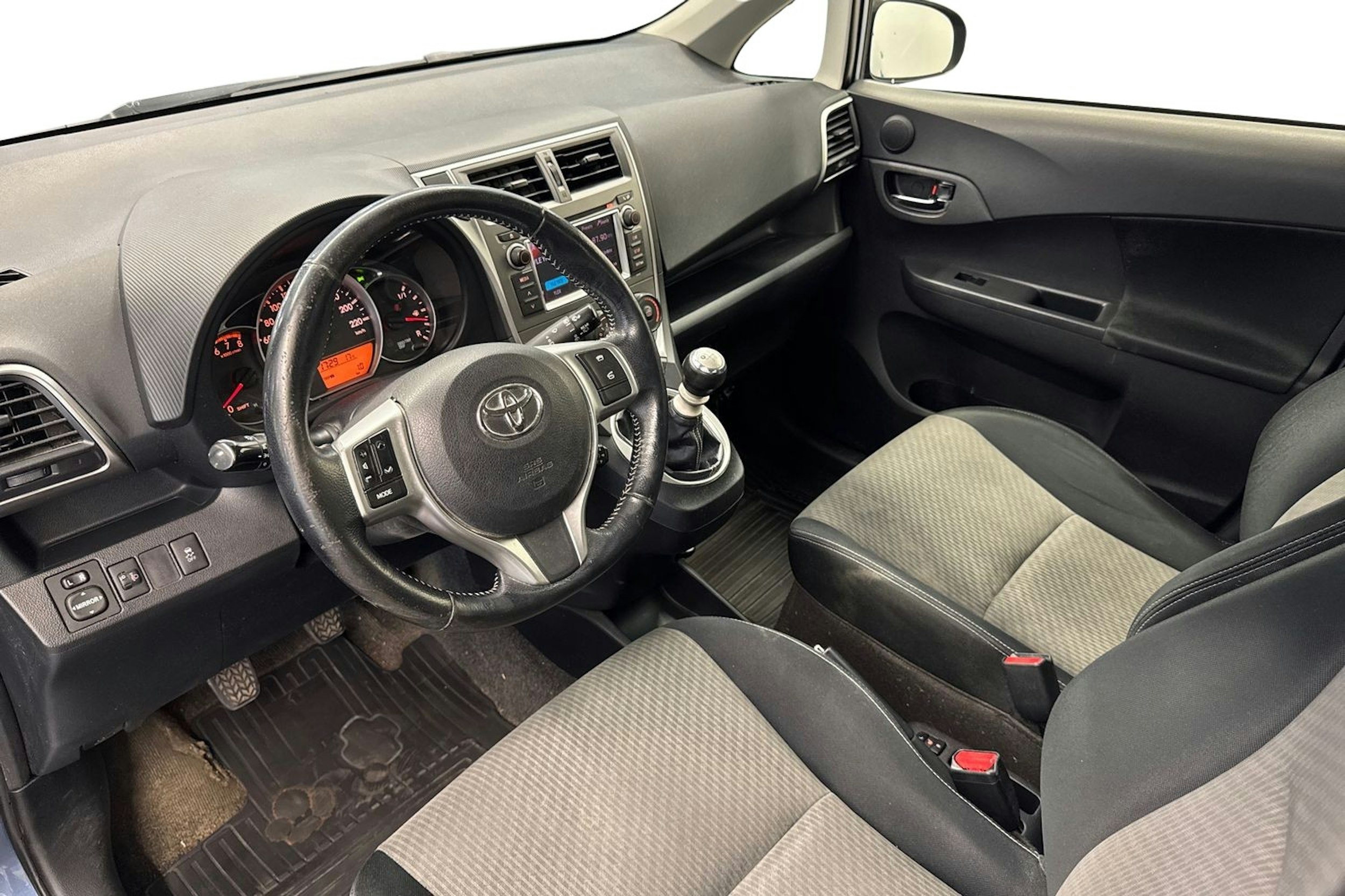 sininen Toyota Verso-S 2014 kuva 6.