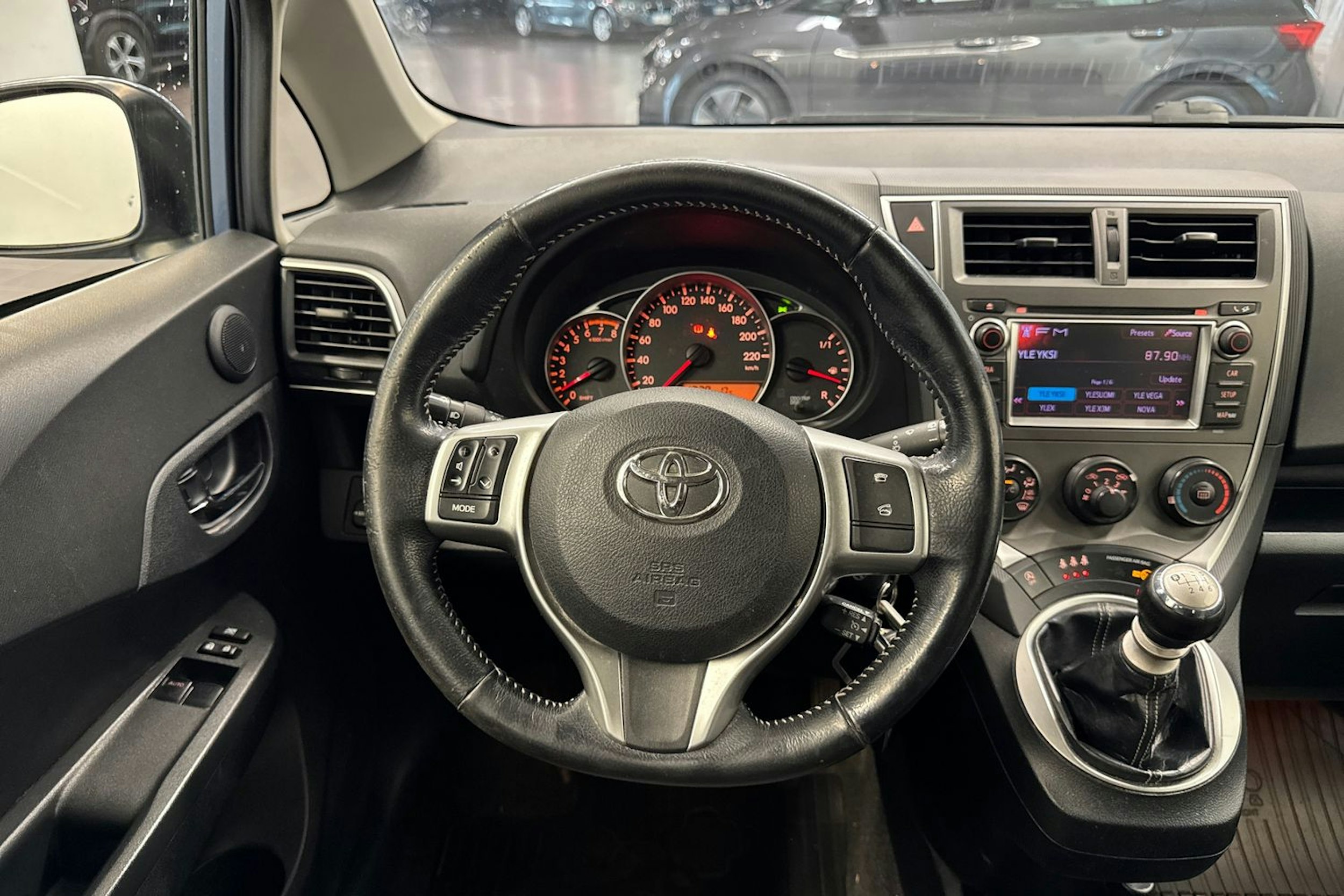 sininen Toyota Verso-S 2014 kuva 13.