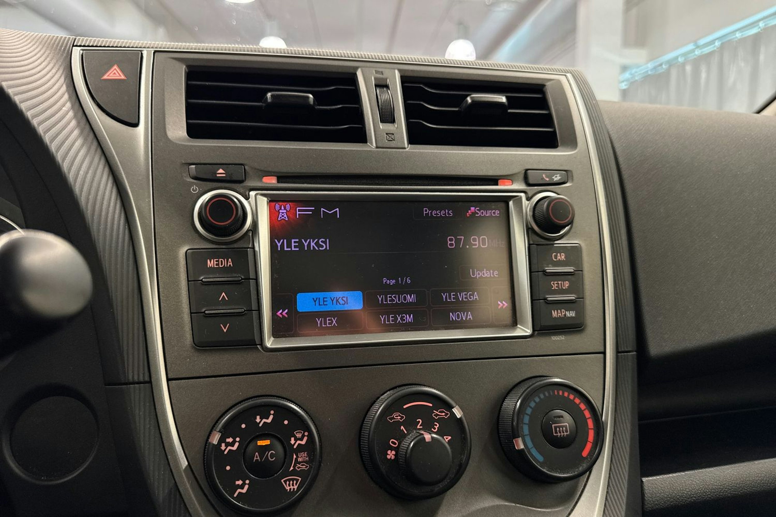 sininen Toyota Verso-S 2014 kuva 22.