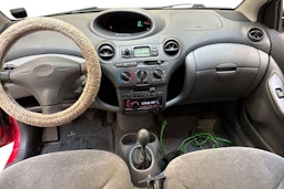 Punainen Toyota Yaris 1999 kuva 9.