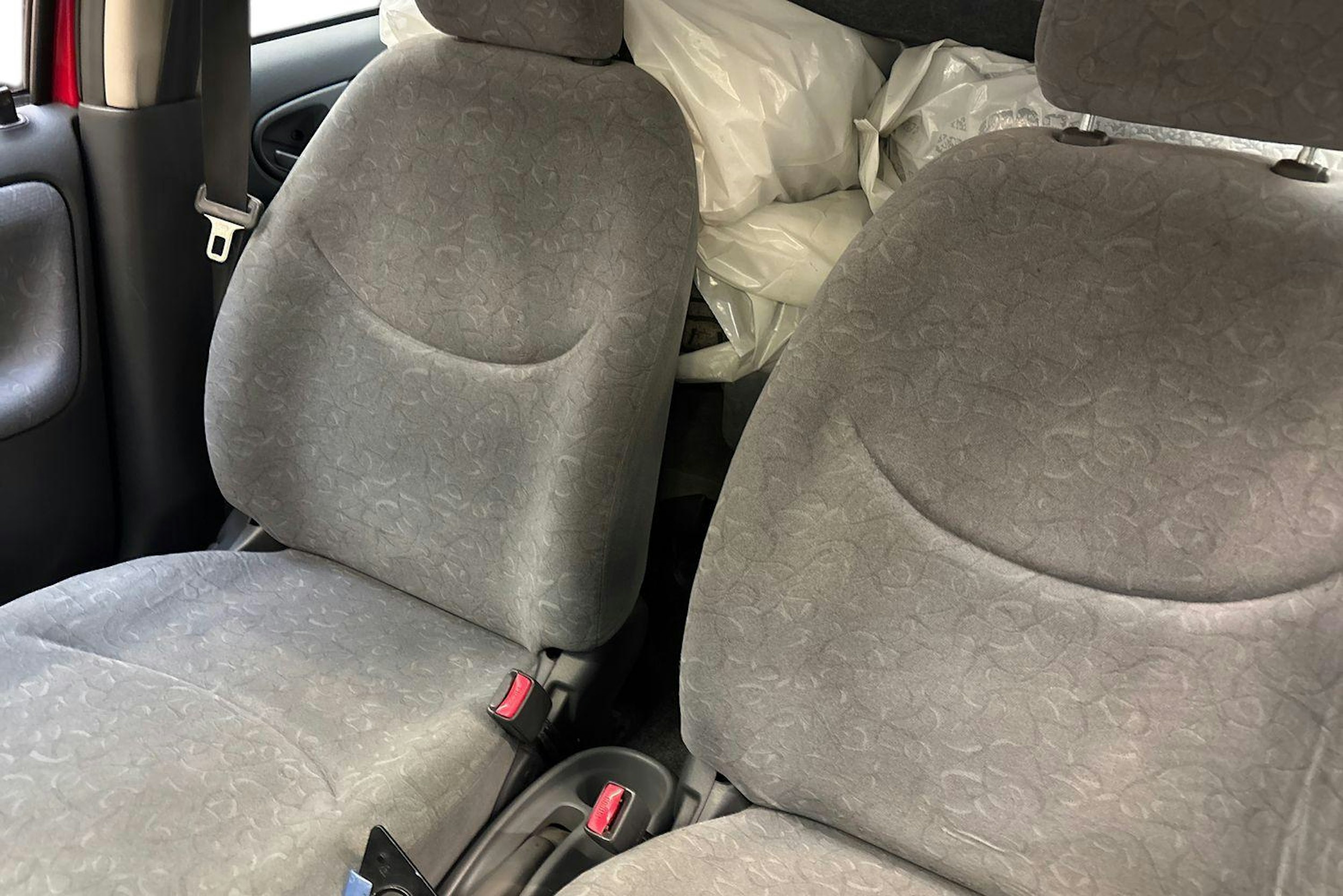 Punainen Toyota Yaris 1999 kuva 10.